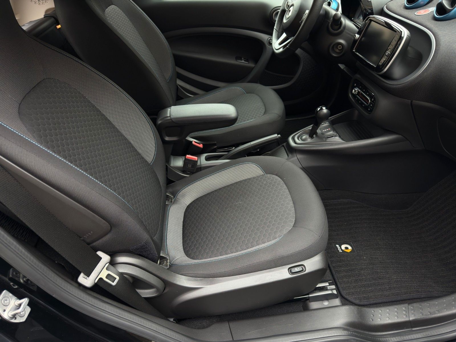 Fahrzeugabbildung Smart ForTwo Coupé EQ Passion *1. Hand*22kW-Bordlader*