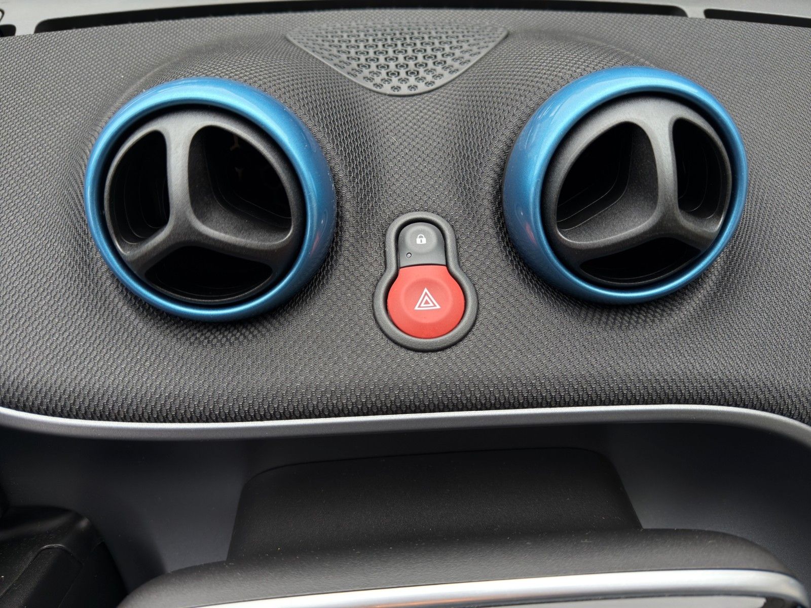 Fahrzeugabbildung Smart ForTwo Coupé EQ Passion *1. Hand*22kW-Bordlader*