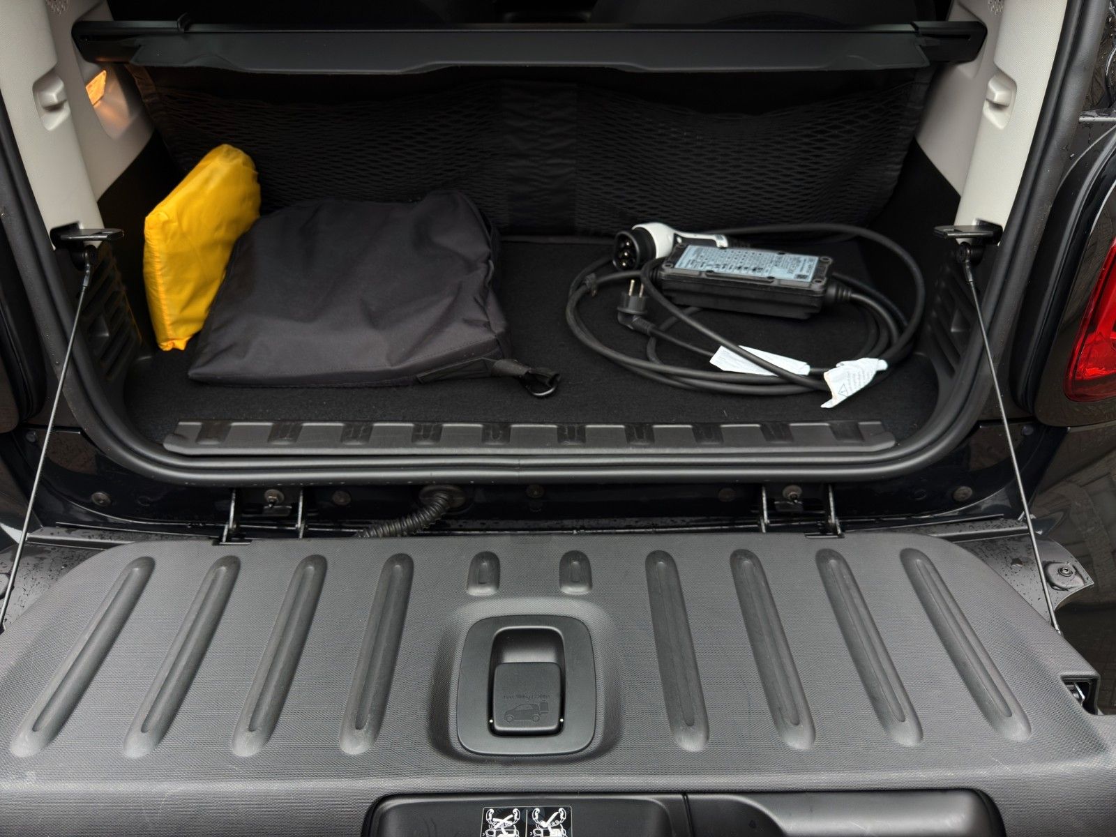 Fahrzeugabbildung Smart ForTwo Coupé EQ Passion *1. Hand*22kW-Bordlader*