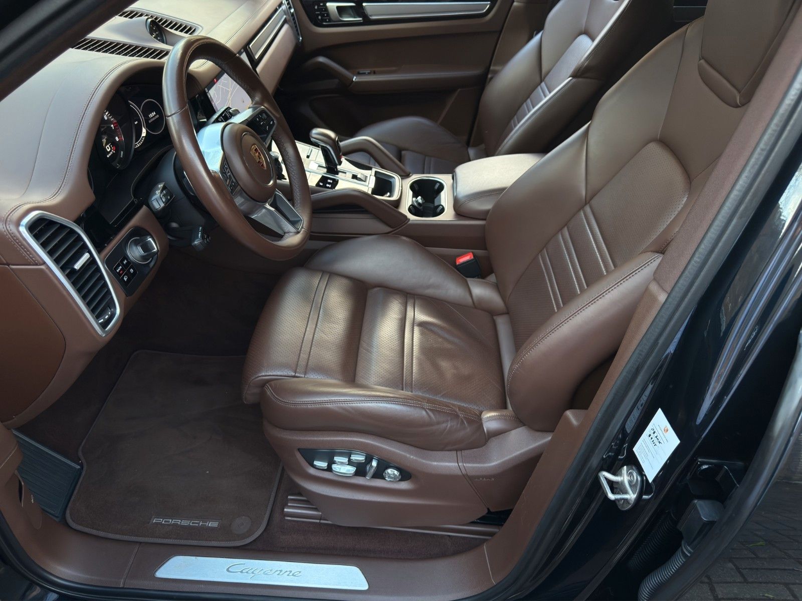 Fahrzeugabbildung Porsche Cayenne E-Hybrid *Sport-Chrono-Paket*