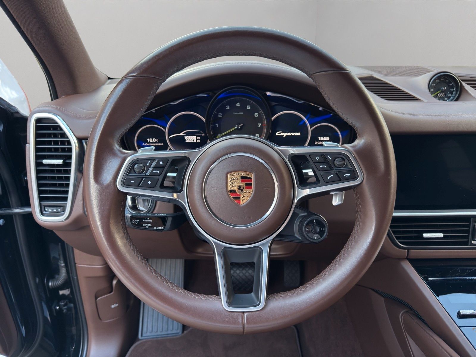 Fahrzeugabbildung Porsche Cayenne E-Hybrid *Sport-Chrono-Paket*