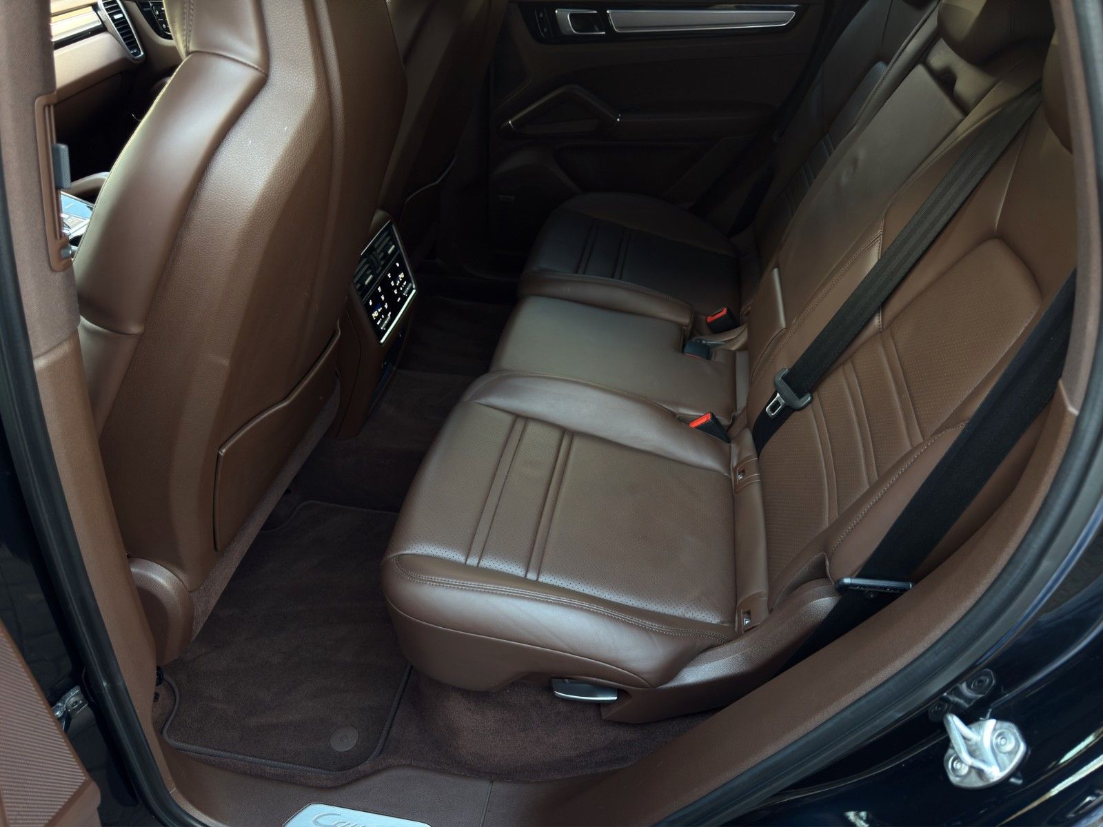 Fahrzeugabbildung Porsche Cayenne E-Hybrid *Sport-Chrono-Paket*