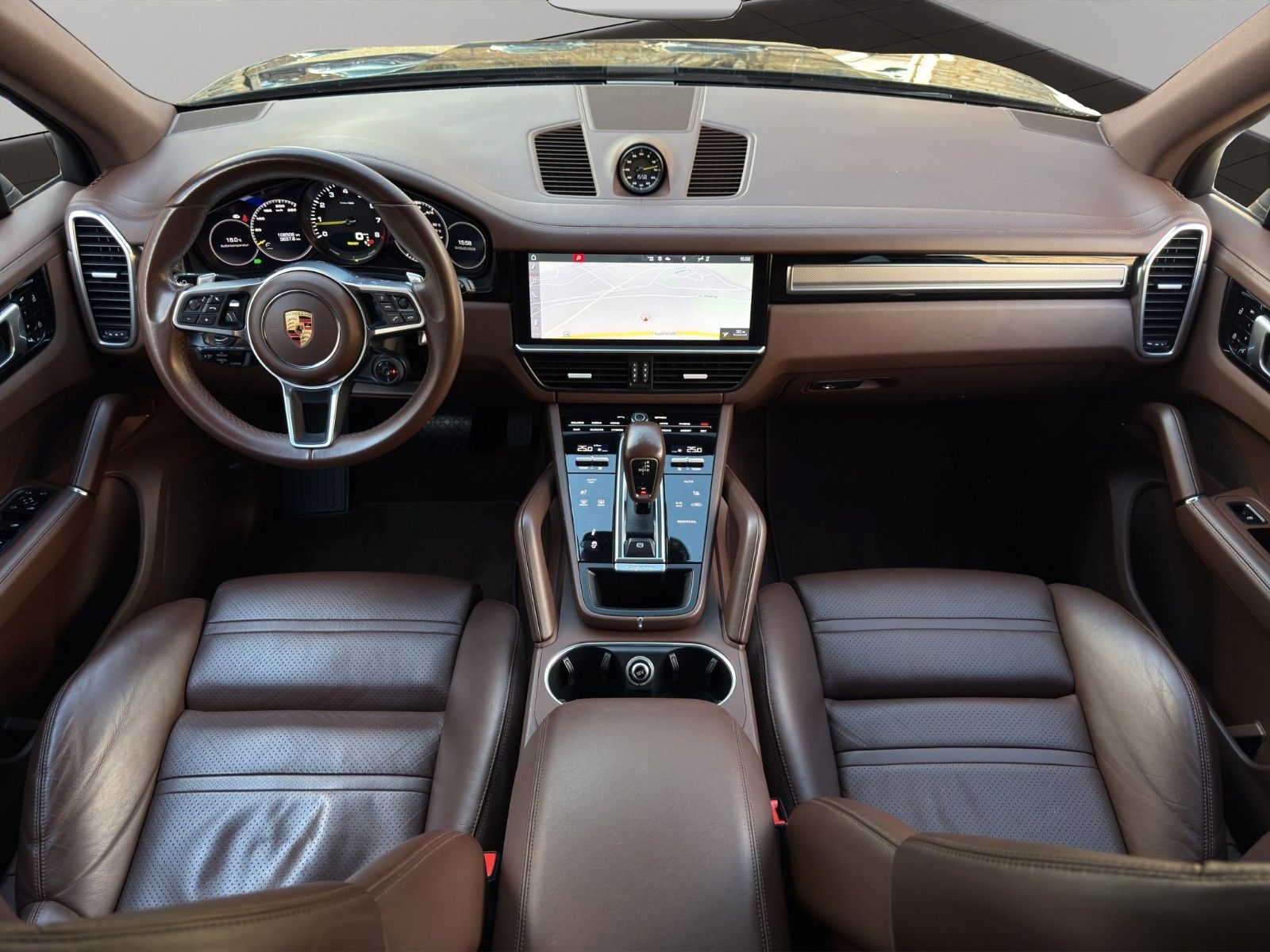 Fahrzeugabbildung Porsche Cayenne E-Hybrid *Sport-Chrono-Paket*