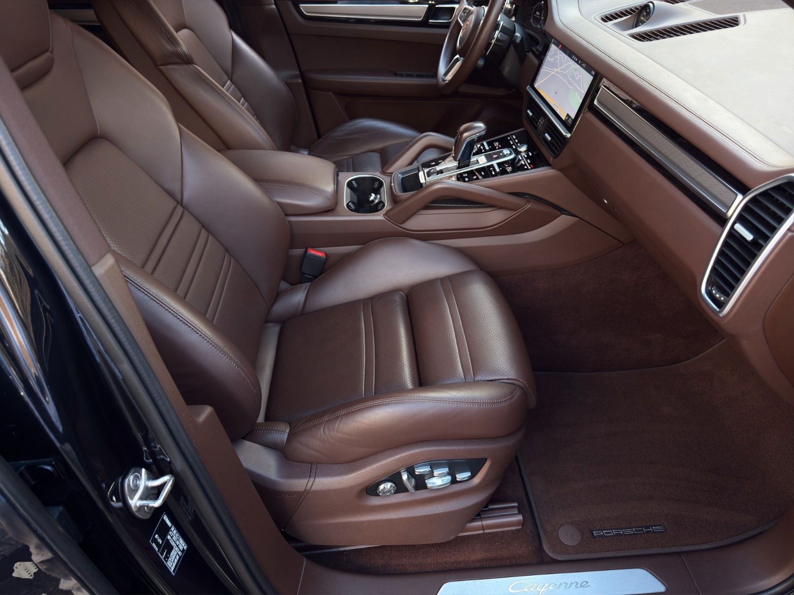 Fahrzeugabbildung Porsche Cayenne E-Hybrid *Sport-Chrono-Paket*