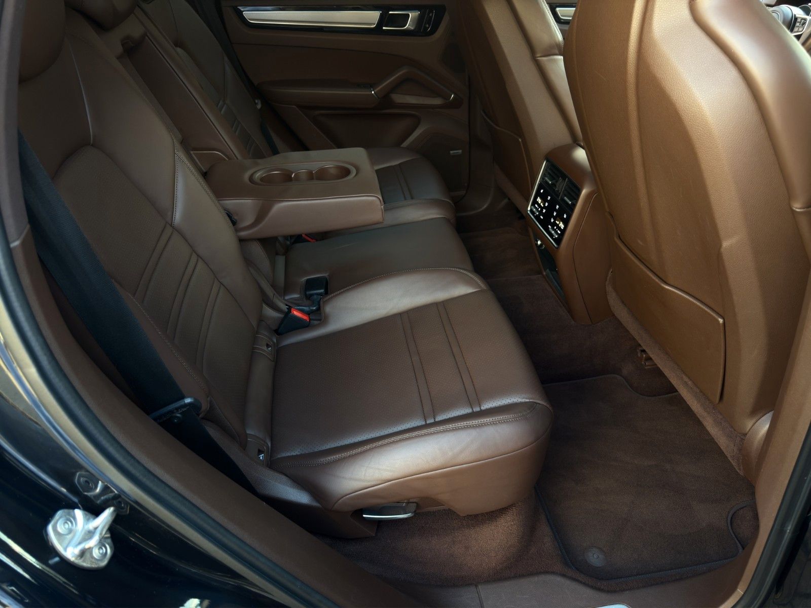 Fahrzeugabbildung Porsche Cayenne E-Hybrid *Sport-Chrono-Paket*