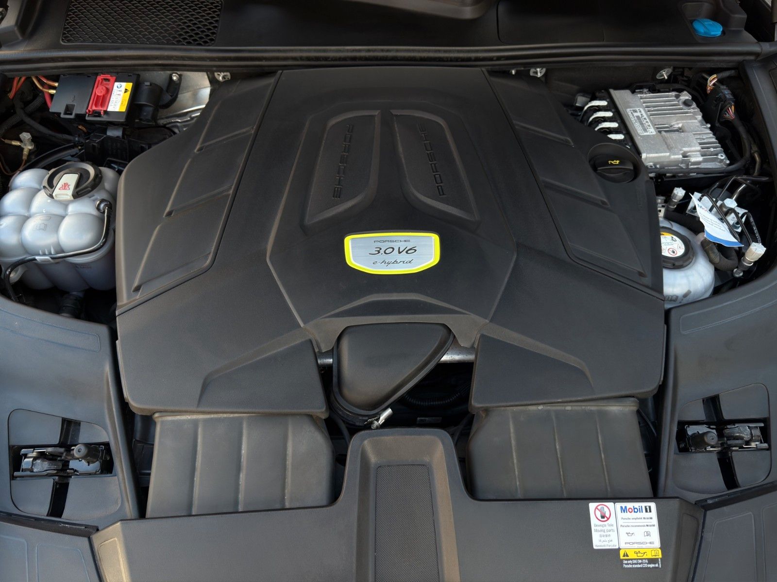 Fahrzeugabbildung Porsche Cayenne E-Hybrid *Sport-Chrono-Paket*