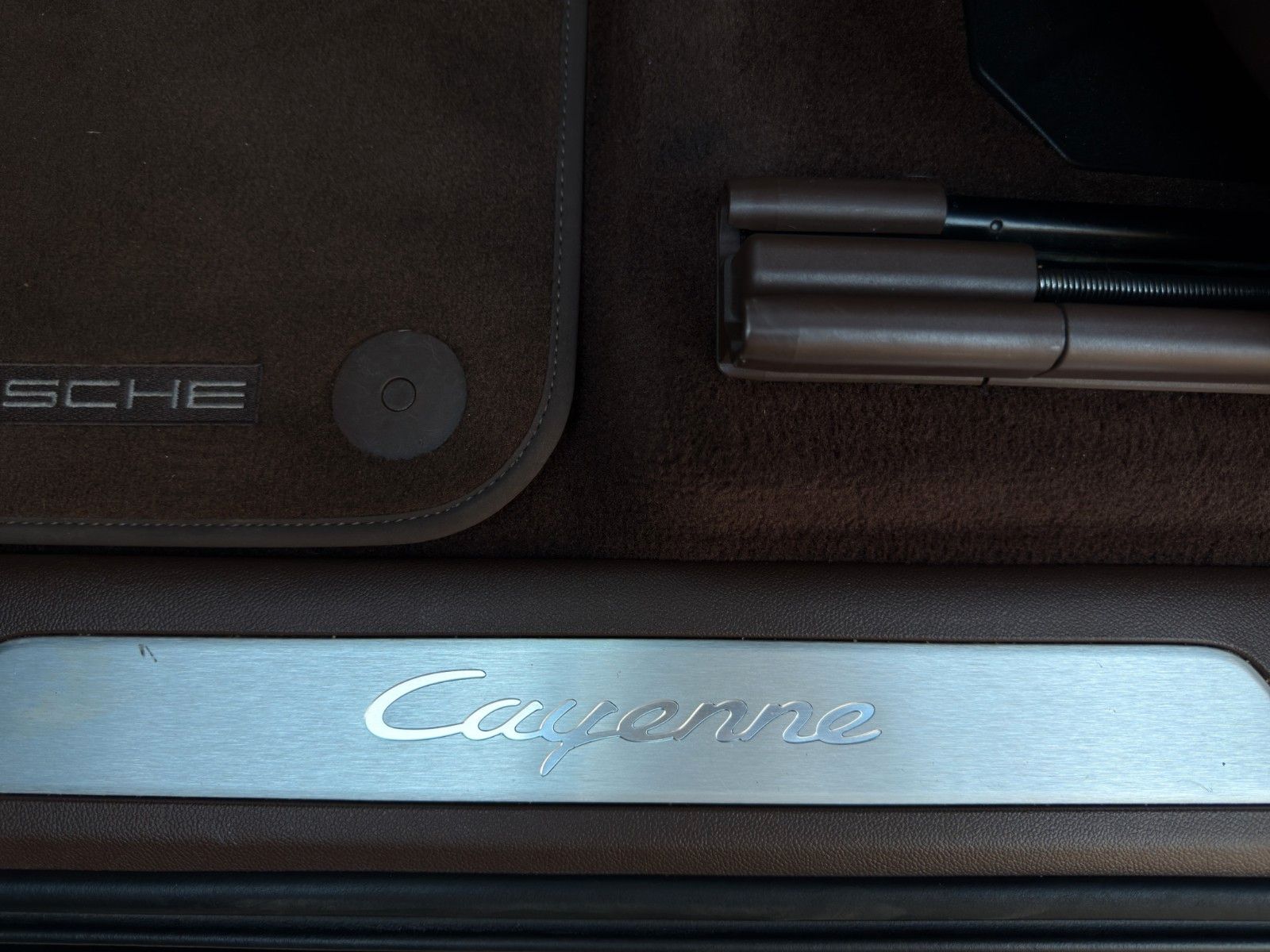 Fahrzeugabbildung Porsche Cayenne E-Hybrid *Sport-Chrono-Paket*