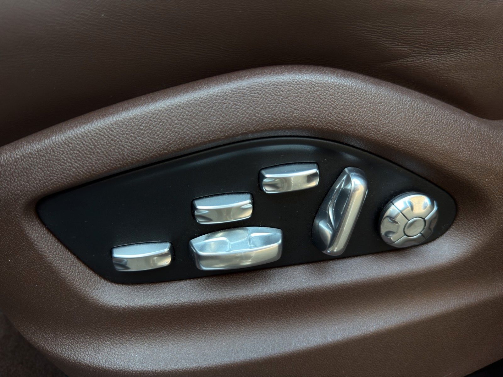 Fahrzeugabbildung Porsche Cayenne E-Hybrid *Sport-Chrono-Paket*