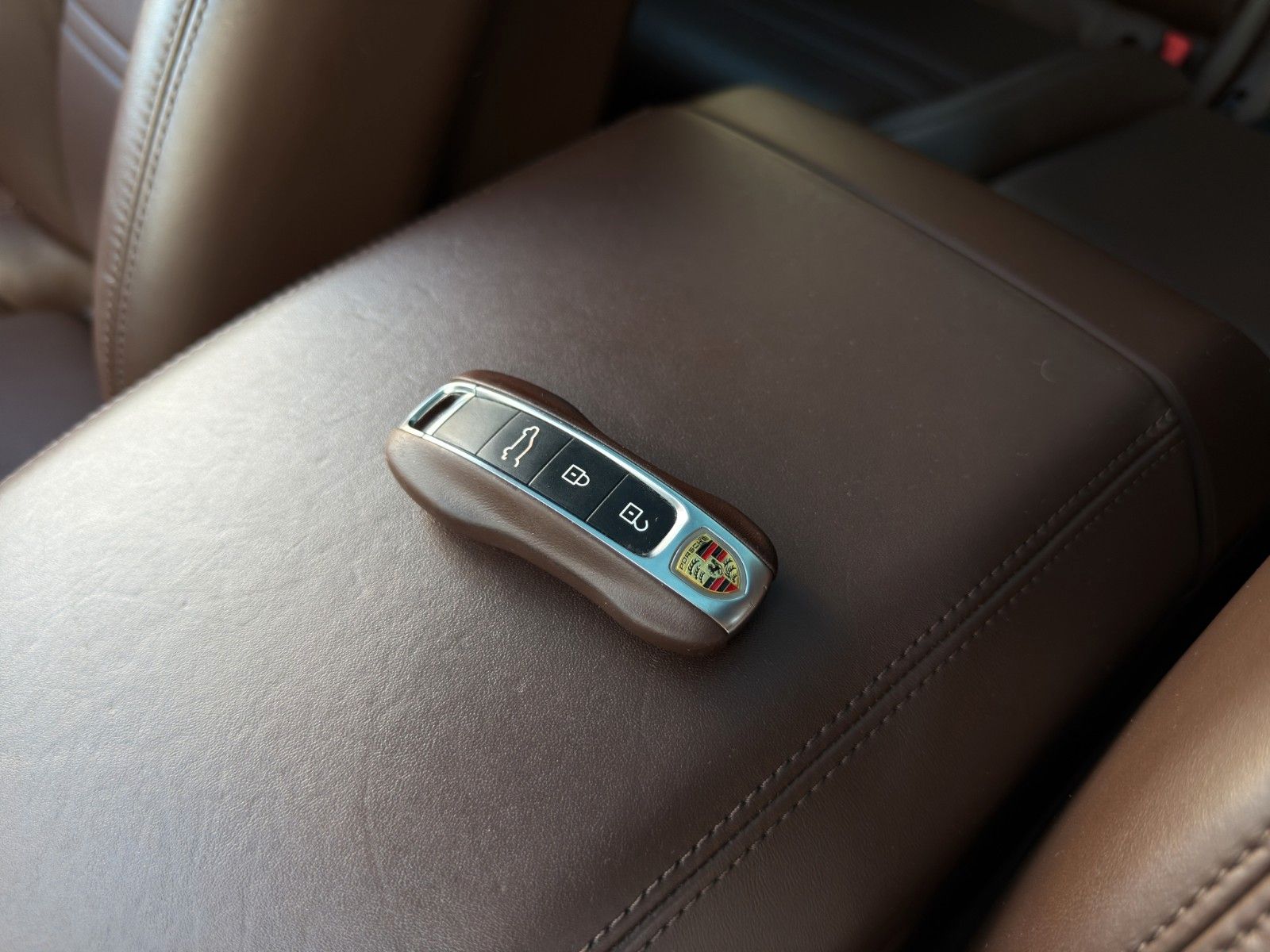 Fahrzeugabbildung Porsche Cayenne E-Hybrid *Sport-Chrono-Paket*