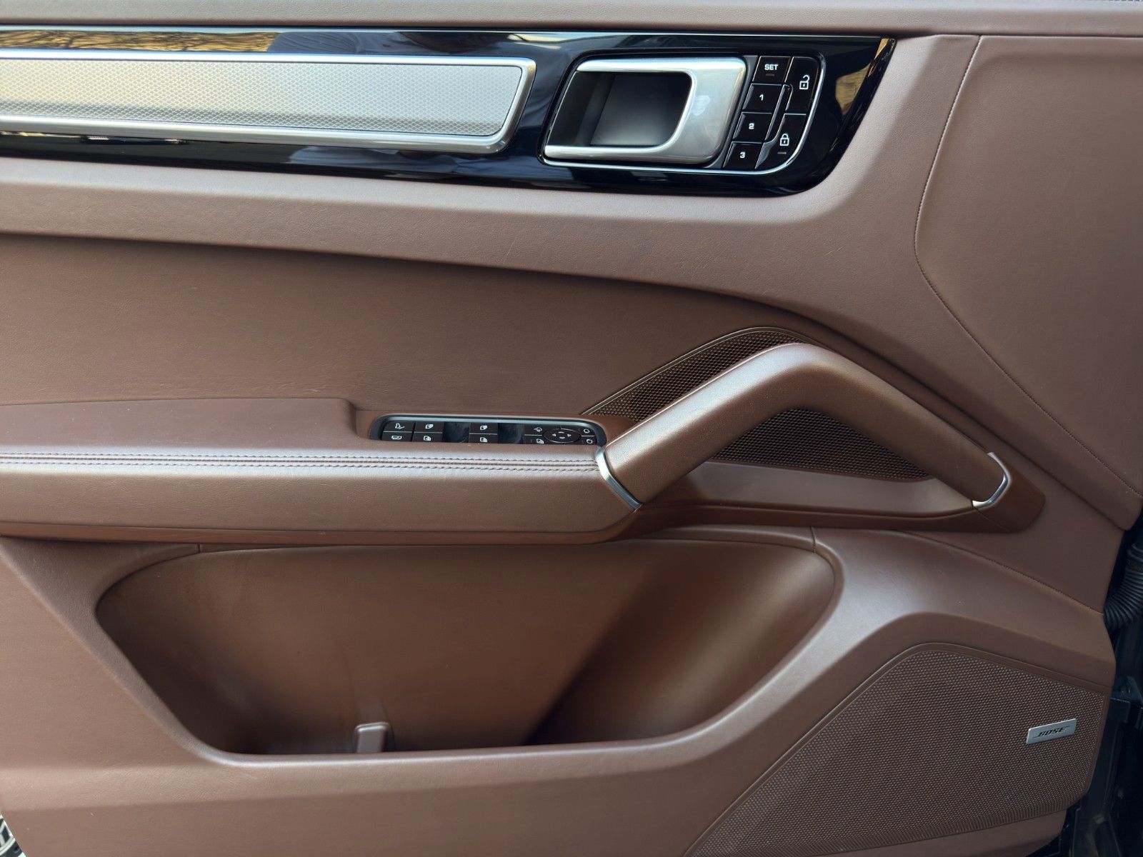 Fahrzeugabbildung Porsche Cayenne E-Hybrid *Sport-Chrono-Paket*