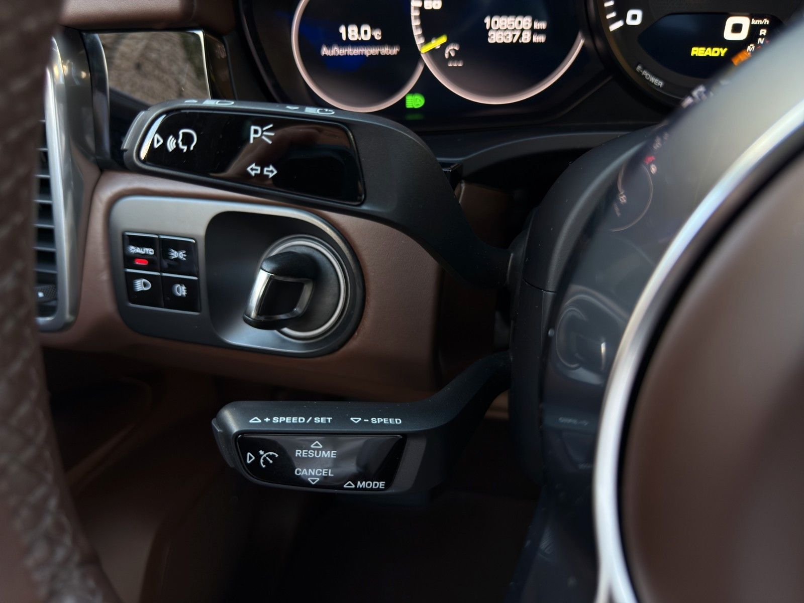 Fahrzeugabbildung Porsche Cayenne E-Hybrid *Sport-Chrono-Paket*