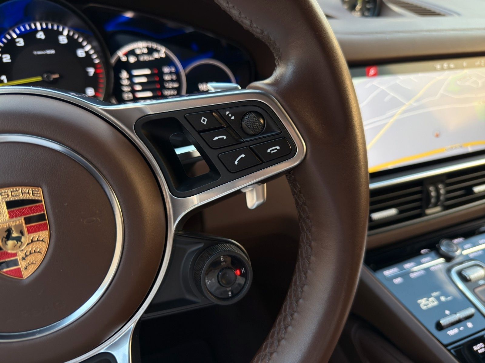 Fahrzeugabbildung Porsche Cayenne E-Hybrid *Sport-Chrono-Paket*