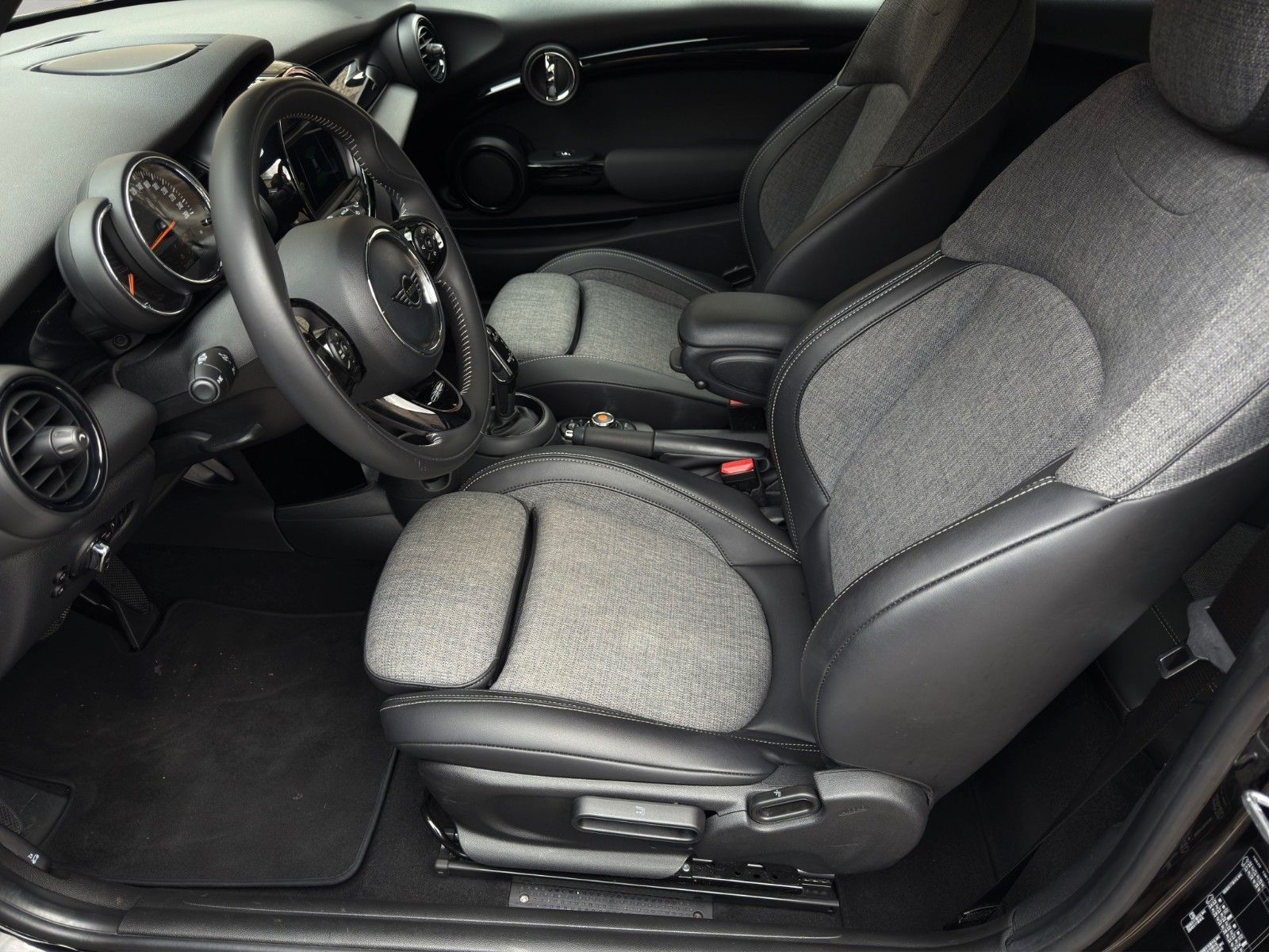 Fahrzeugabbildung MINI Cooper Automatik *1. Hand*Bluetooth*Pano-Dach*