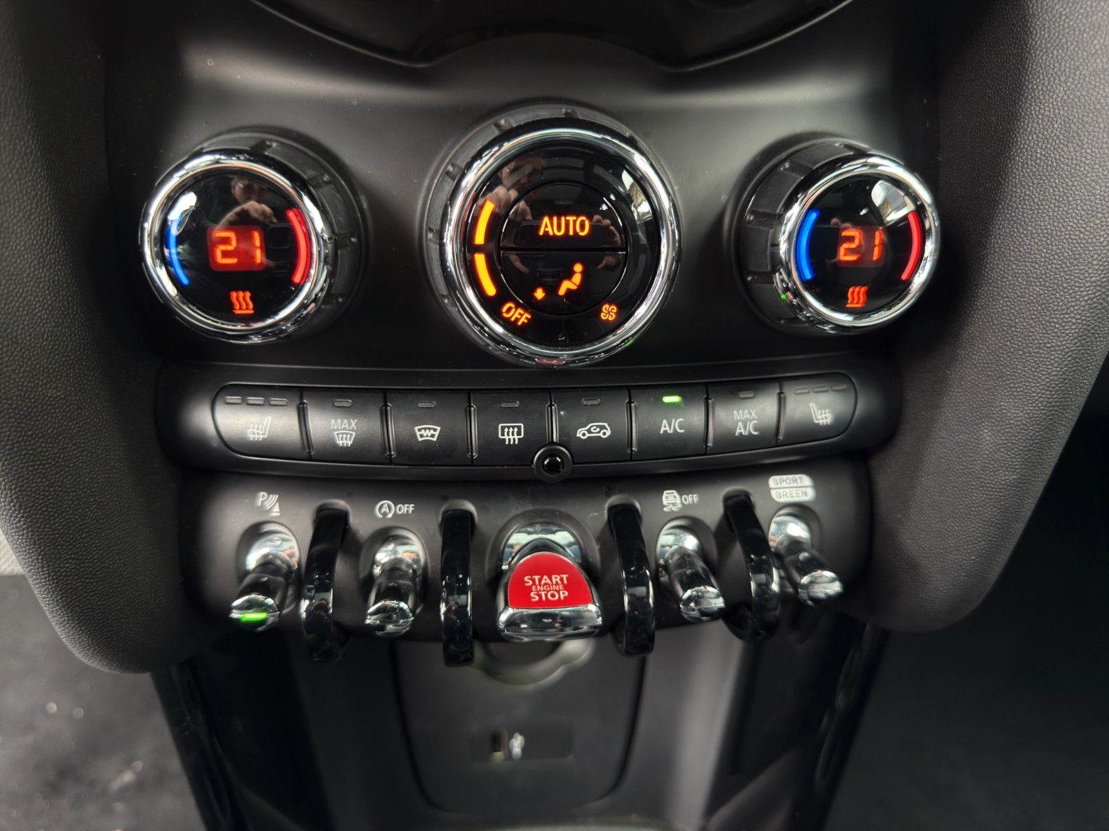 Fahrzeugabbildung MINI Cooper Automatik *1. Hand*Bluetooth*Pano-Dach*