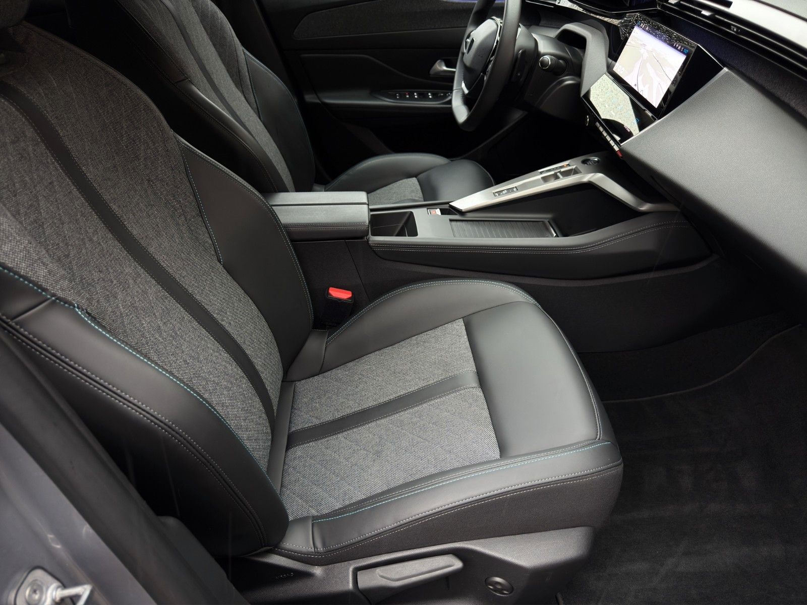 Fahrzeugabbildung Peugeot 408 Hybrid 180 Allure*2.Hand*CarPlay*Lichtsensor