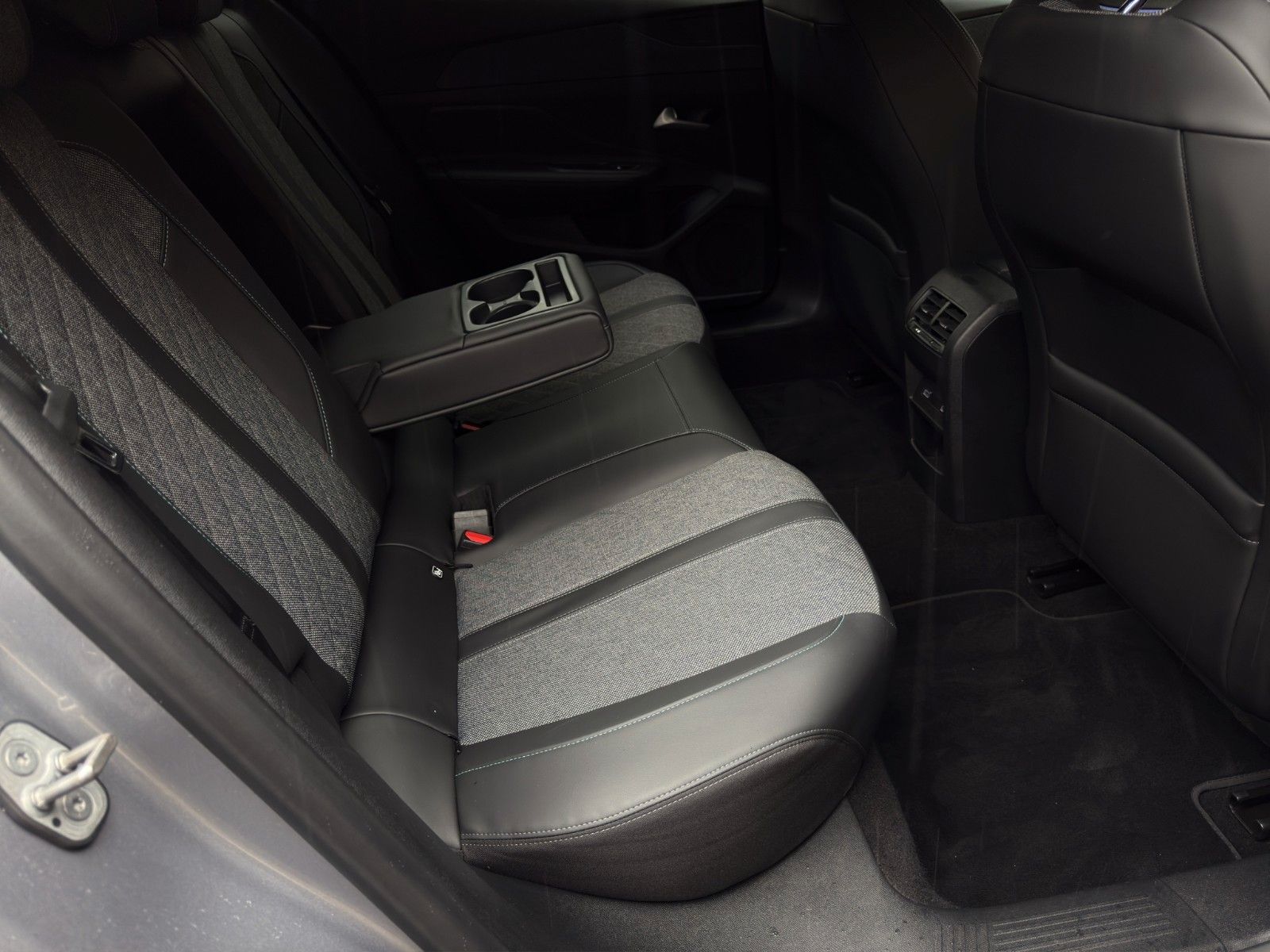 Fahrzeugabbildung Peugeot 408 Hybrid 180 Allure*2.Hand*CarPlay*Lichtsensor