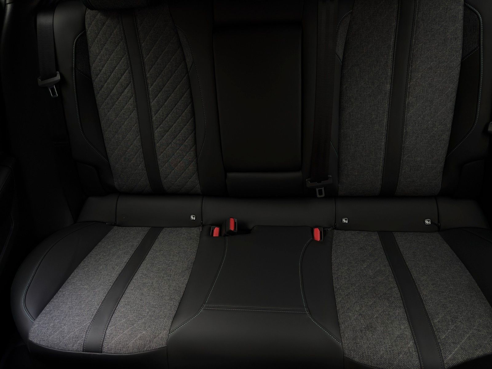 Fahrzeugabbildung Peugeot 408 Hybrid 180 Allure*2.Hand*CarPlay*Lichtsensor