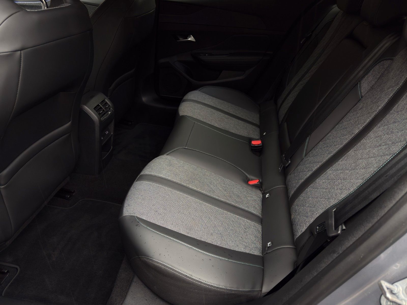 Fahrzeugabbildung Peugeot 408 Hybrid 180 Allure*2.Hand*CarPlay*Lichtsensor