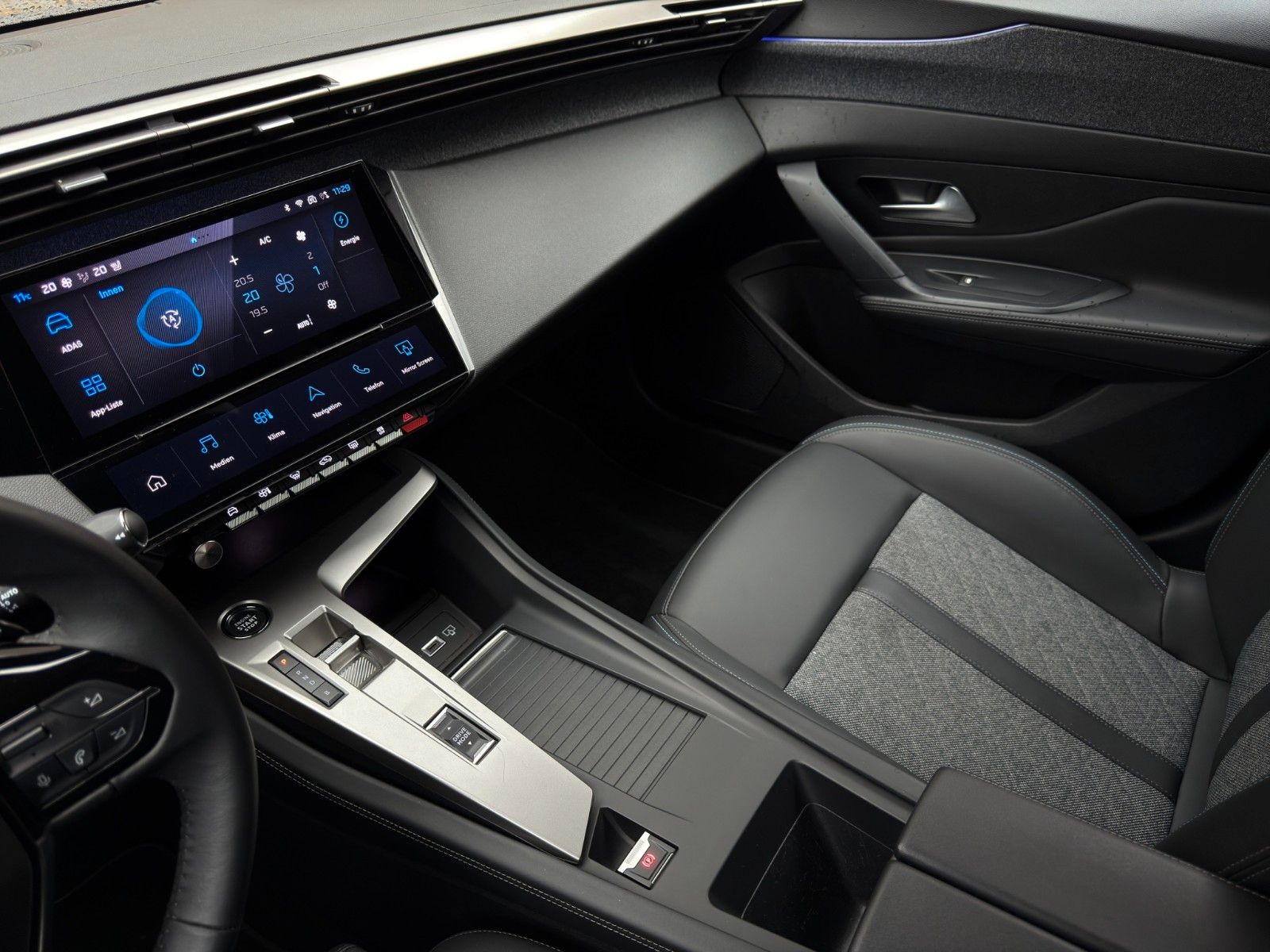 Fahrzeugabbildung Peugeot 408 Hybrid 180 Allure*2.Hand*CarPlay*Lichtsensor