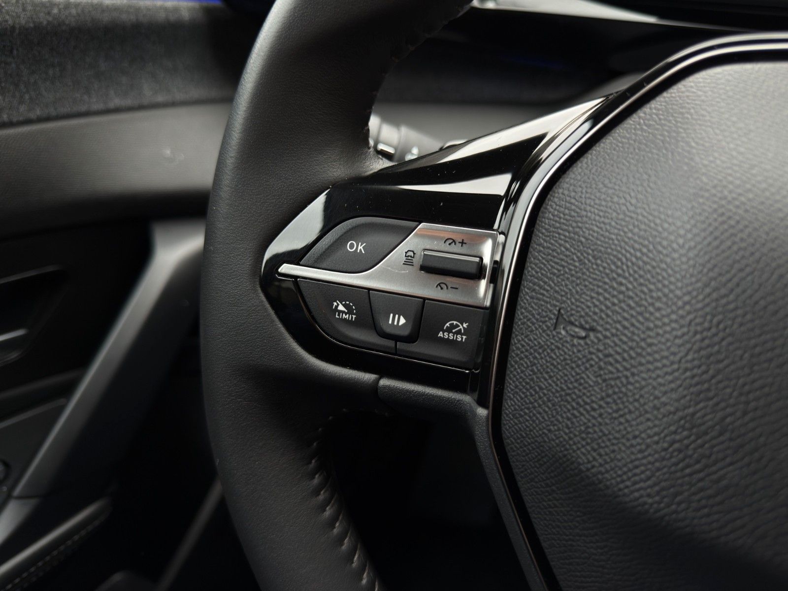 Fahrzeugabbildung Peugeot 408 Hybrid 180 Allure*2.Hand*CarPlay*Lichtsensor