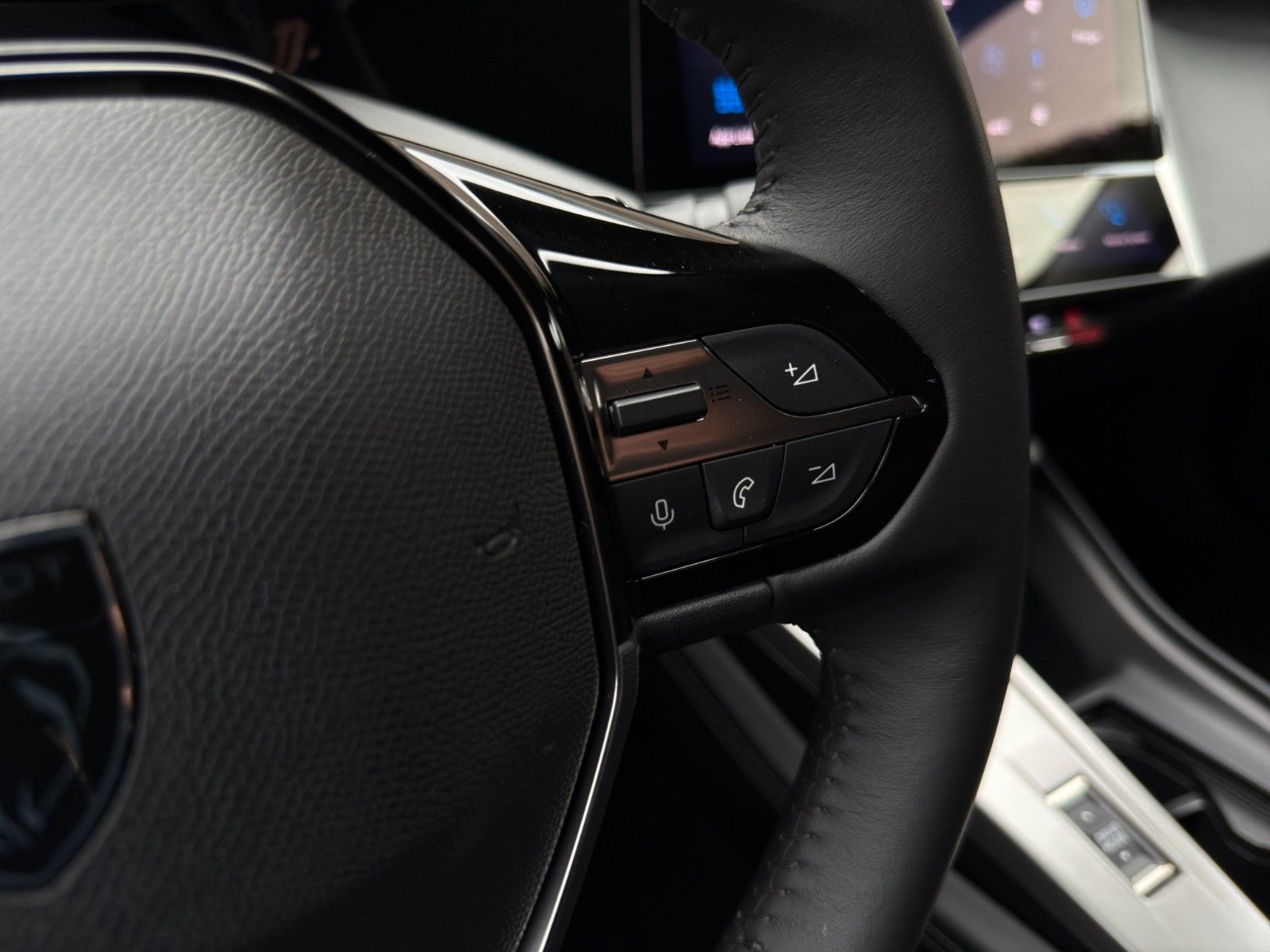 Fahrzeugabbildung Peugeot 408 Hybrid 180 Allure*2.Hand*CarPlay*Lichtsensor