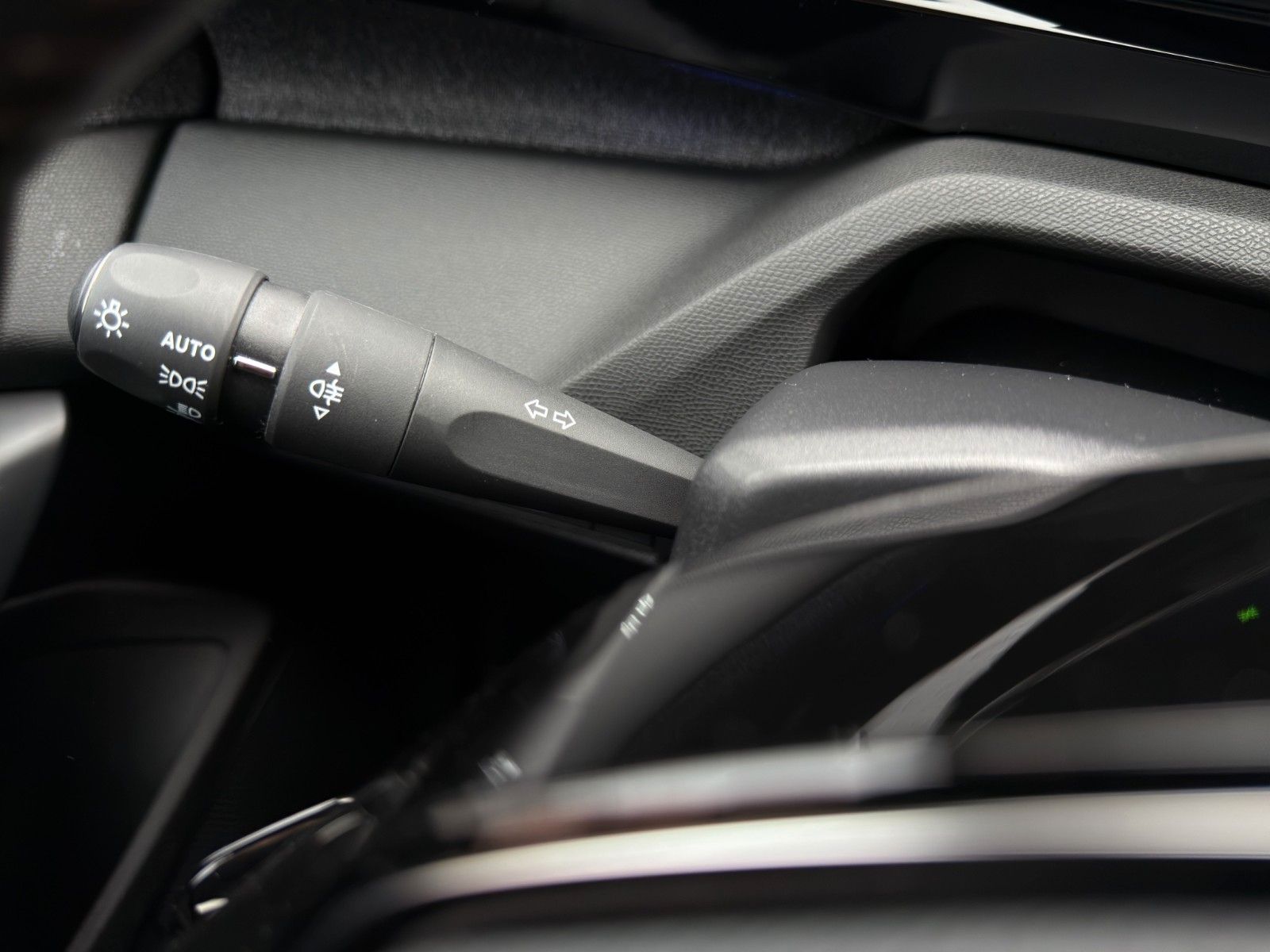 Fahrzeugabbildung Peugeot 408 Hybrid 180 Allure*2.Hand*CarPlay*Lichtsensor