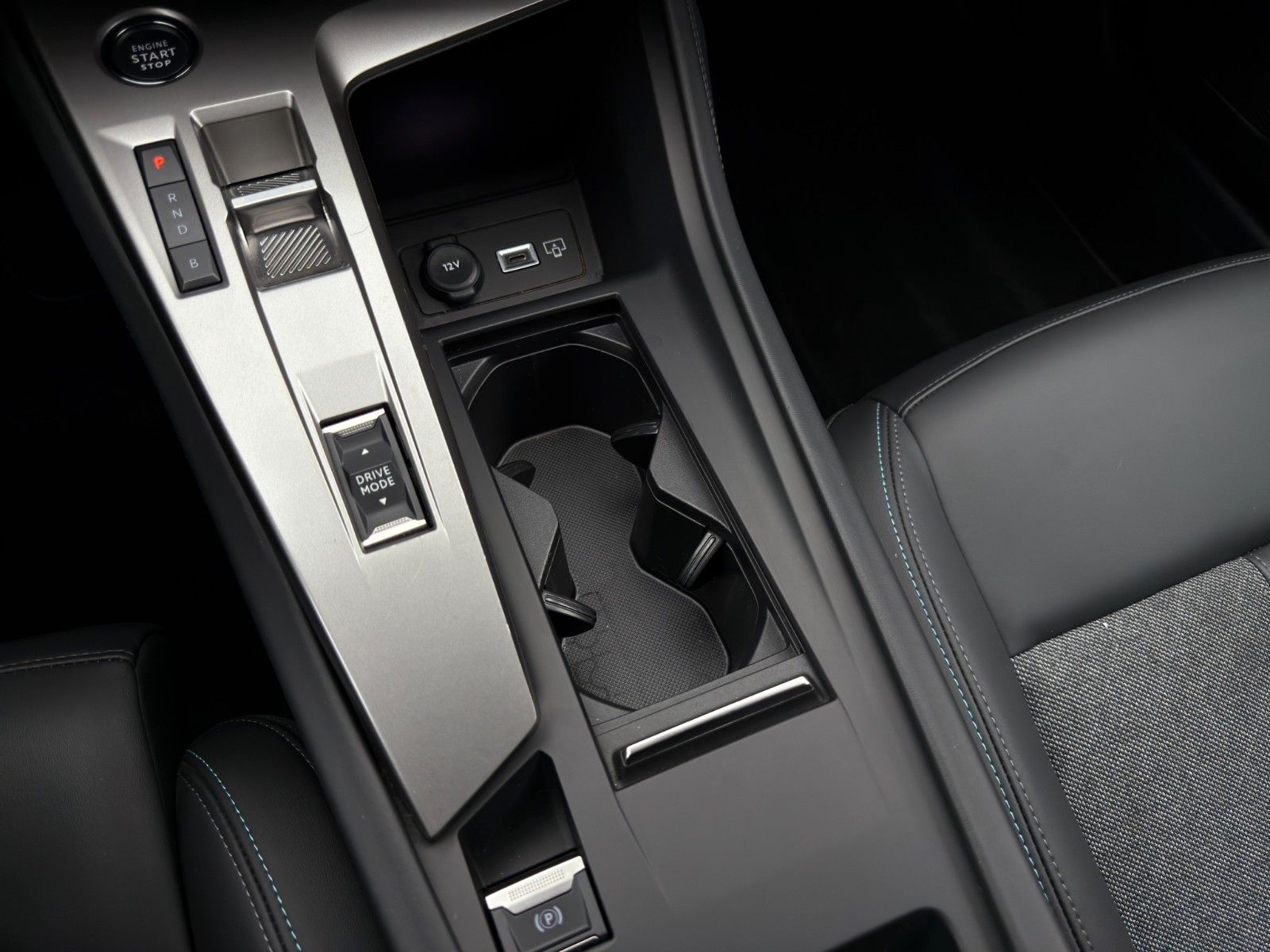 Fahrzeugabbildung Peugeot 408 Hybrid 180 Allure*2.Hand*CarPlay*Lichtsensor
