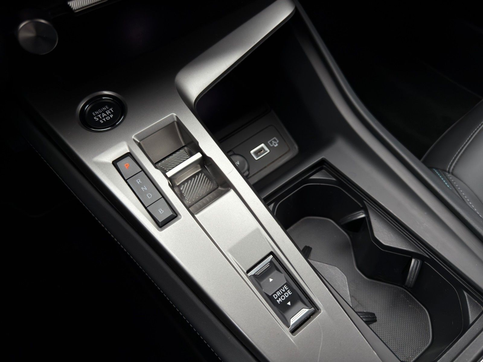 Fahrzeugabbildung Peugeot 408 Hybrid 180 Allure*2.Hand*CarPlay*Lichtsensor