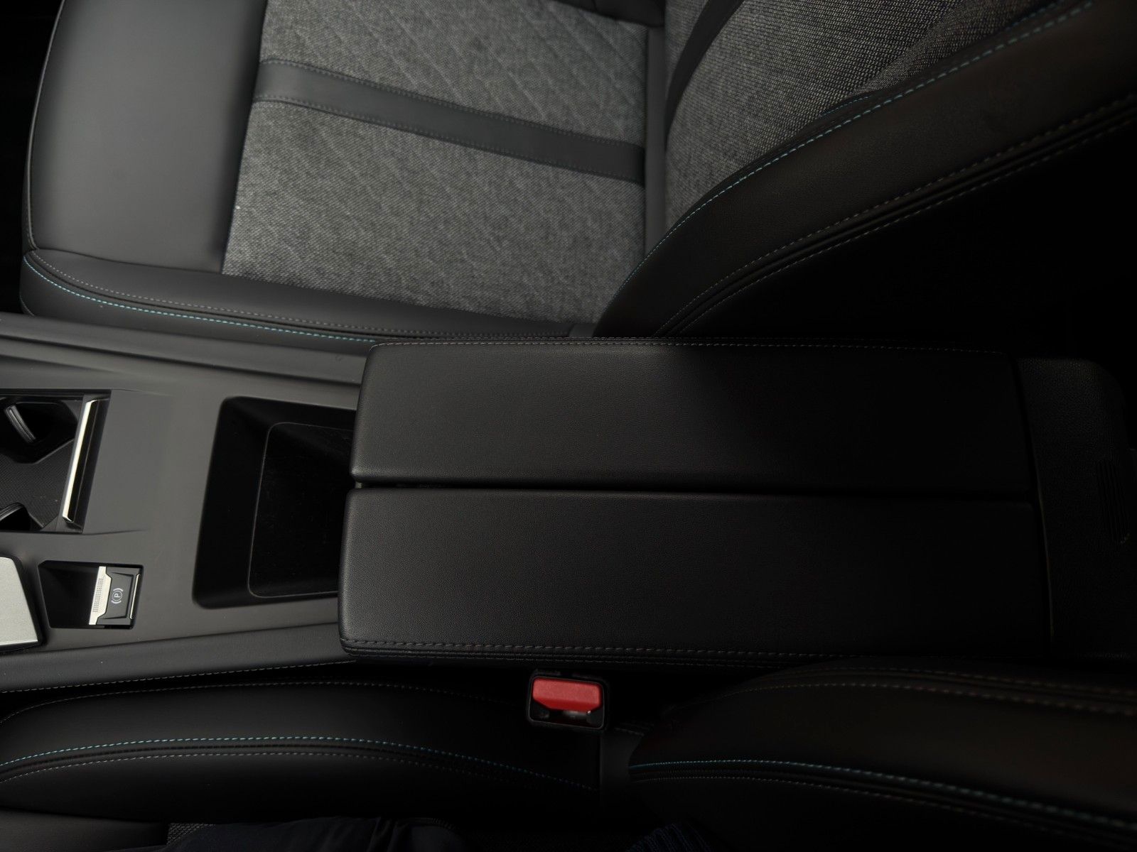 Fahrzeugabbildung Peugeot 408 Hybrid 180 Allure*2.Hand*CarPlay*Lichtsensor