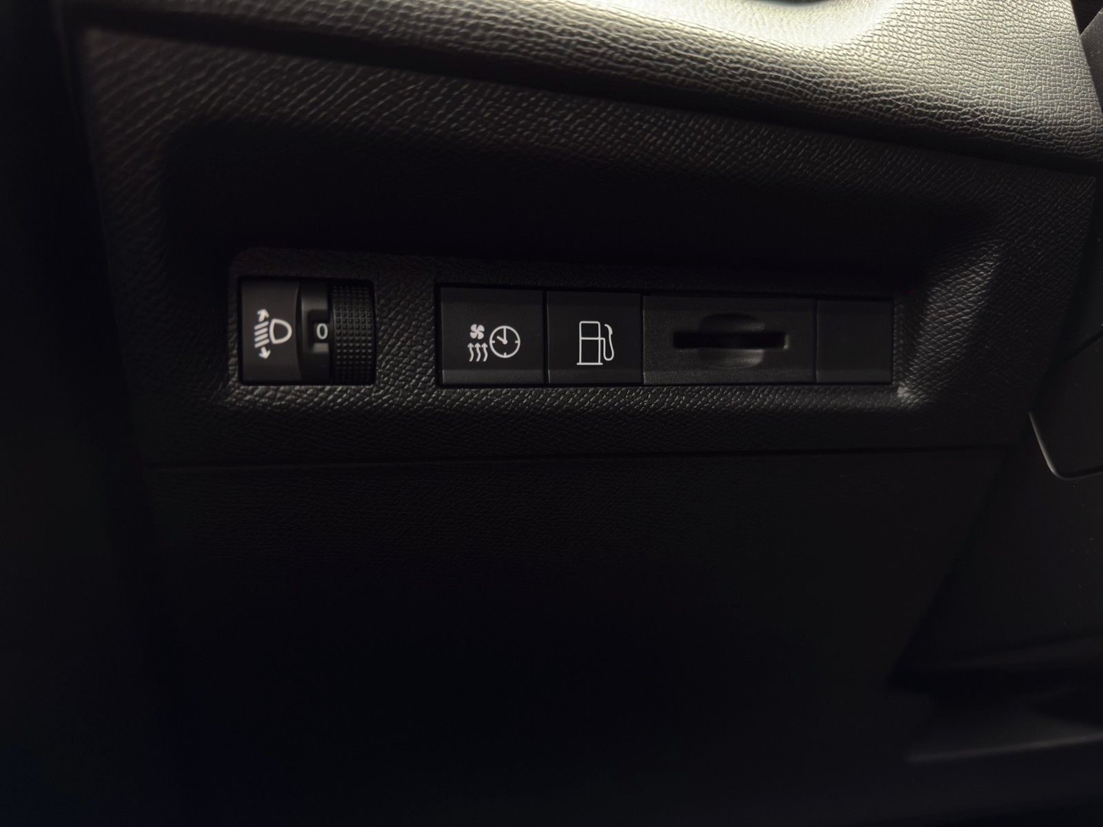 Fahrzeugabbildung Peugeot 408 Hybrid 180 Allure*2.Hand*CarPlay*Lichtsensor