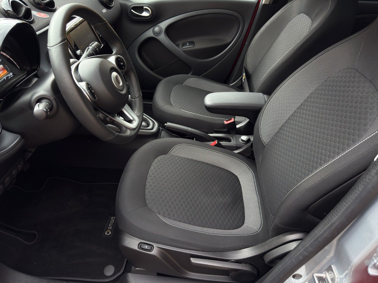 Fahrzeugabbildung Smart ForFour EQ *1.Hand*Plus-Paket mit CarPlay*
