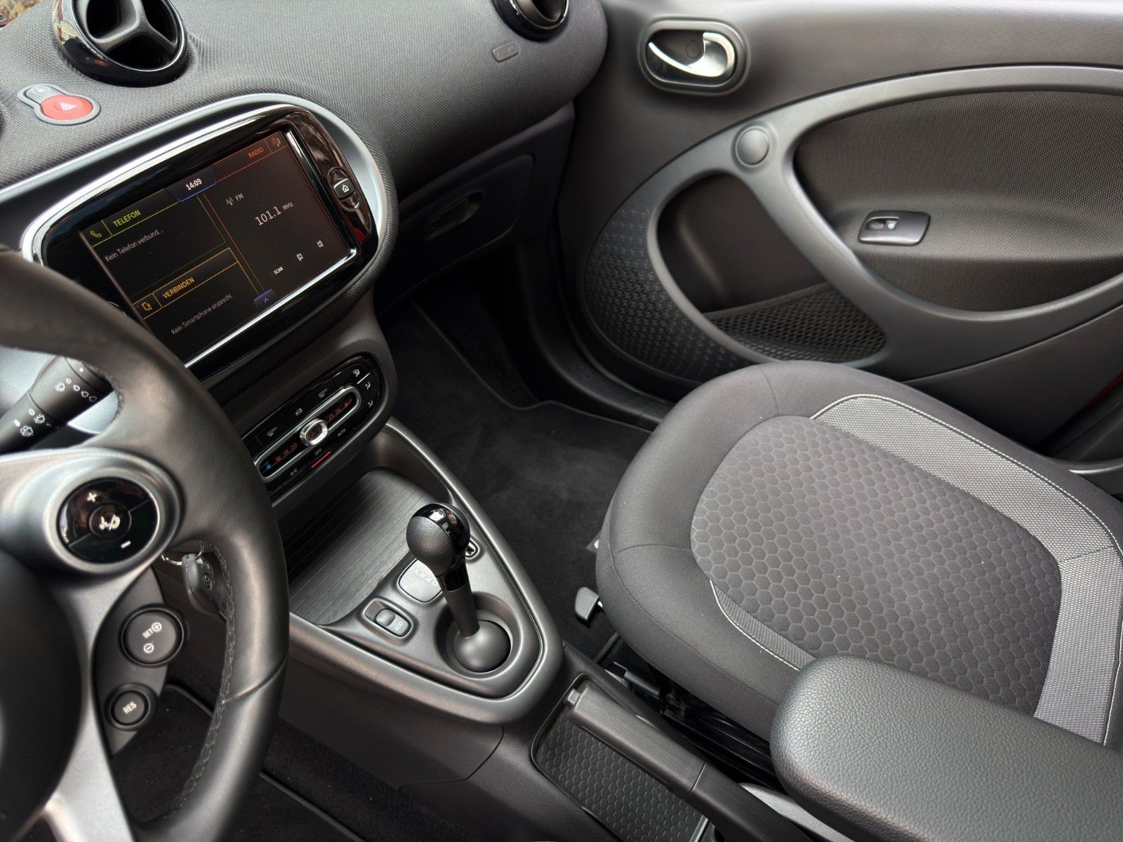 Fahrzeugabbildung Smart ForFour EQ *1.Hand*Plus-Paket mit CarPlay*