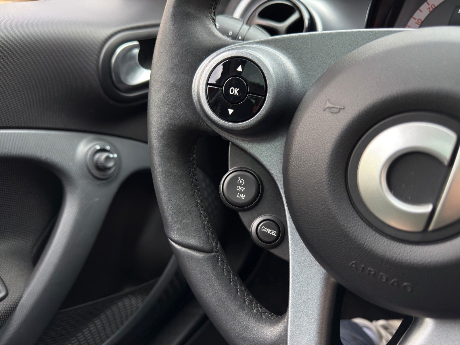 Fahrzeugabbildung Smart ForFour EQ *1.Hand*Plus-Paket mit CarPlay*