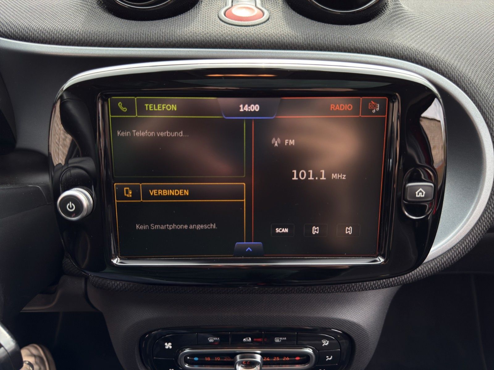 Fahrzeugabbildung Smart ForFour EQ *1.Hand*Plus-Paket mit CarPlay*