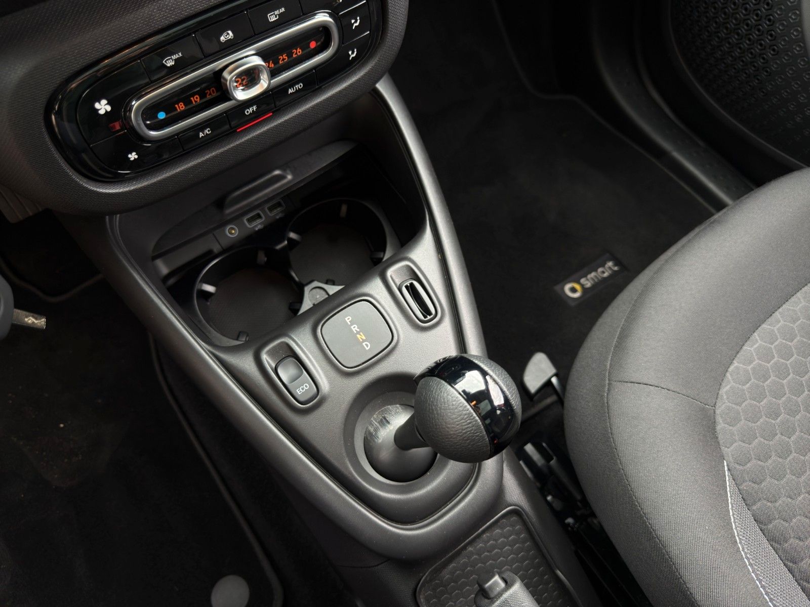 Fahrzeugabbildung Smart ForFour EQ *1.Hand*Plus-Paket mit CarPlay*