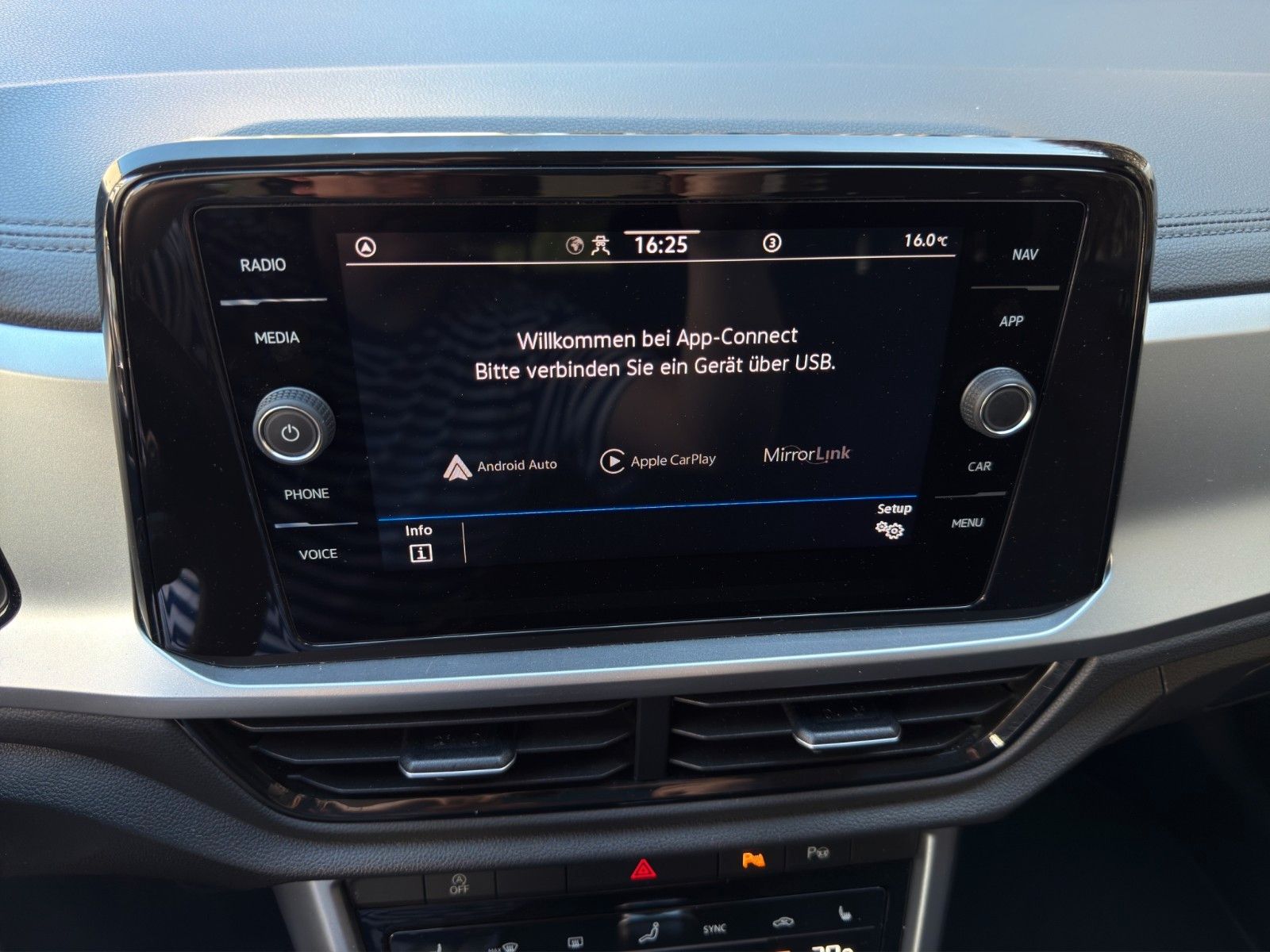 Fahrzeugabbildung Volkswagen T-Roc Life 1.0 TSI *2.Hand*CarPlay*