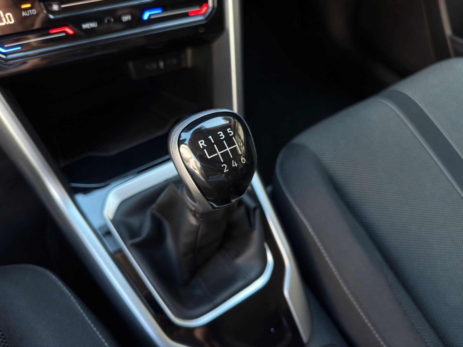 Fahrzeugabbildung Volkswagen T-Roc Life 1.0 TSI *2.Hand*CarPlay*