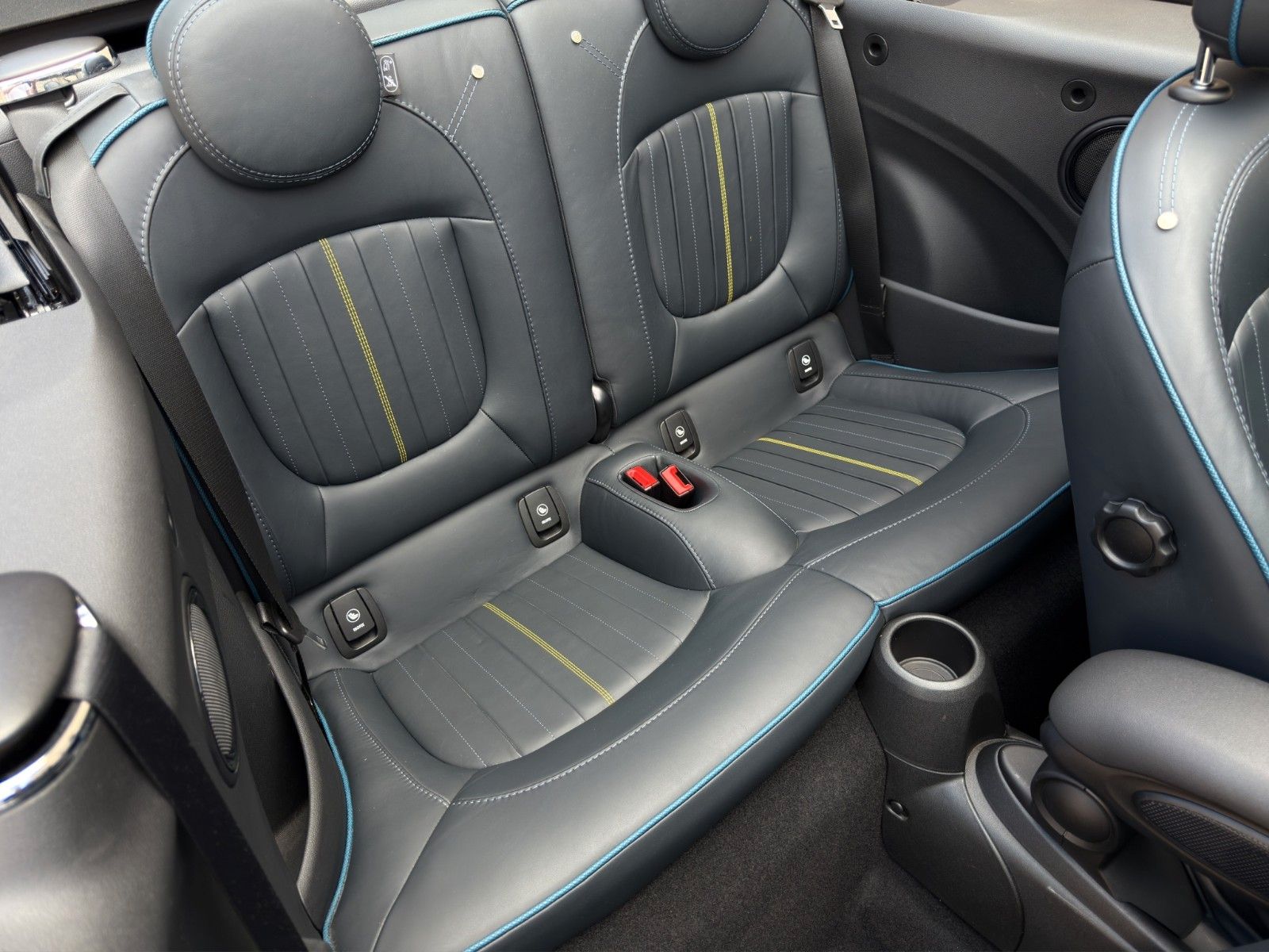 Fahrzeugabbildung MINI Cooper S Cabrio Sidewalk Edition *CarPlay*Leder*