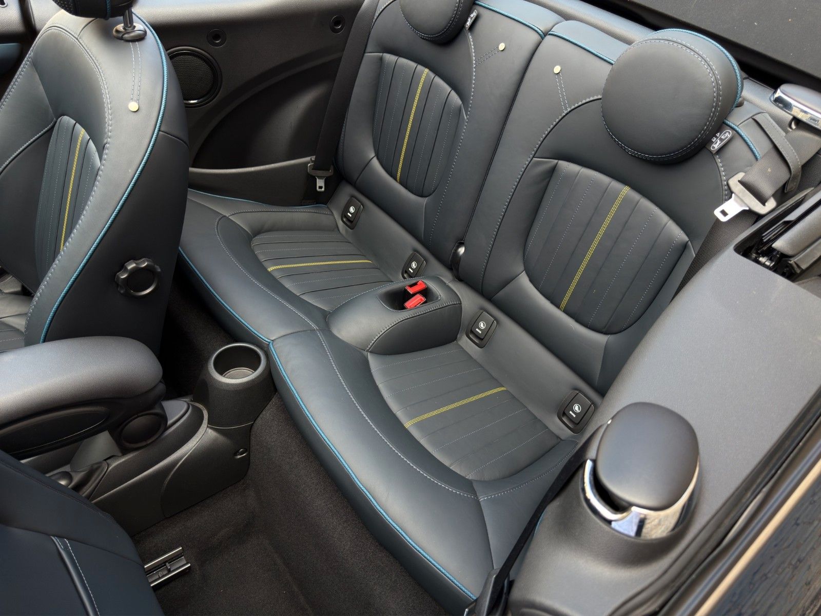 Fahrzeugabbildung MINI Cooper S Cabrio Sidewalk Edition *CarPlay*Leder*
