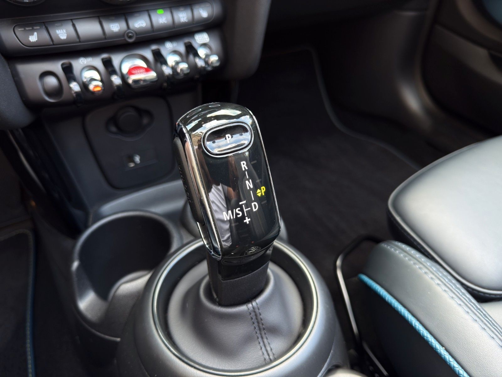 Fahrzeugabbildung MINI Cooper S Cabrio Sidewalk Edition *CarPlay*Leder*