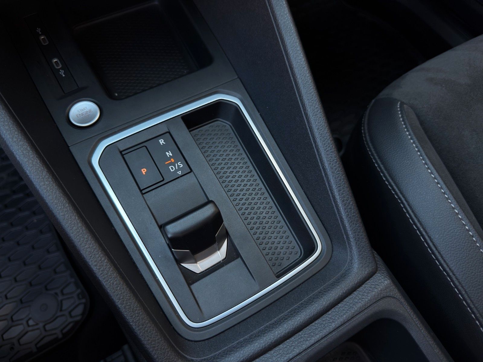Fahrzeugabbildung Volkswagen Caddy Maxi Style *1.Hand*Pano-Dach*AHK*