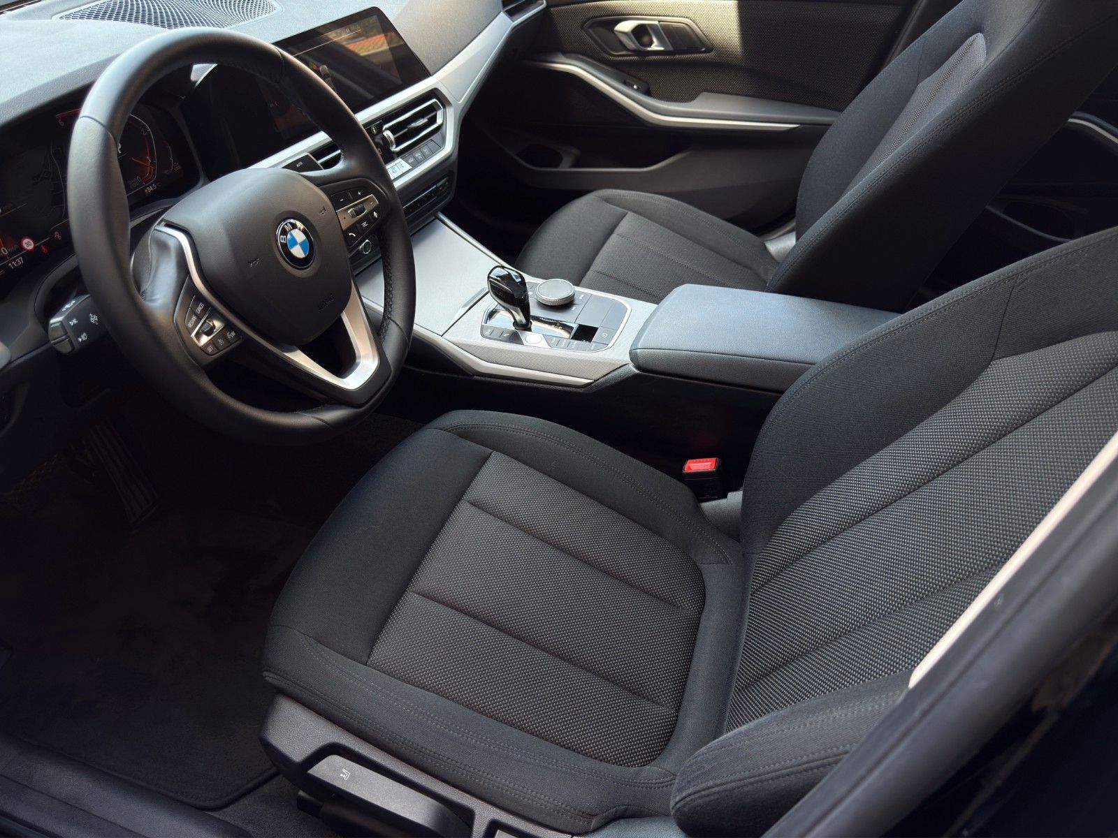 Fahrzeugabbildung BMW 318d Advantage *1.Hand*Bluetooth*PDC*