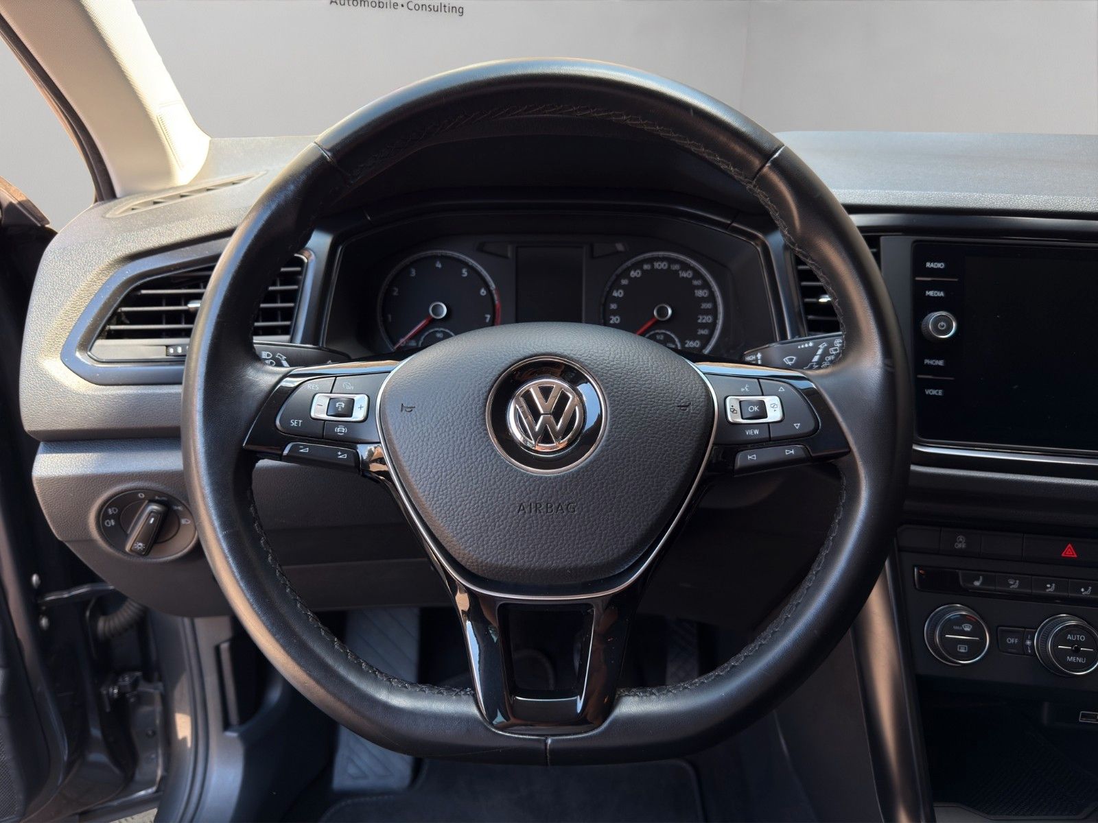 Fahrzeugabbildung Volkswagen T-Roc 1.0 TSI OPF *1.Hand*2-Zonenklima*Bluetooth