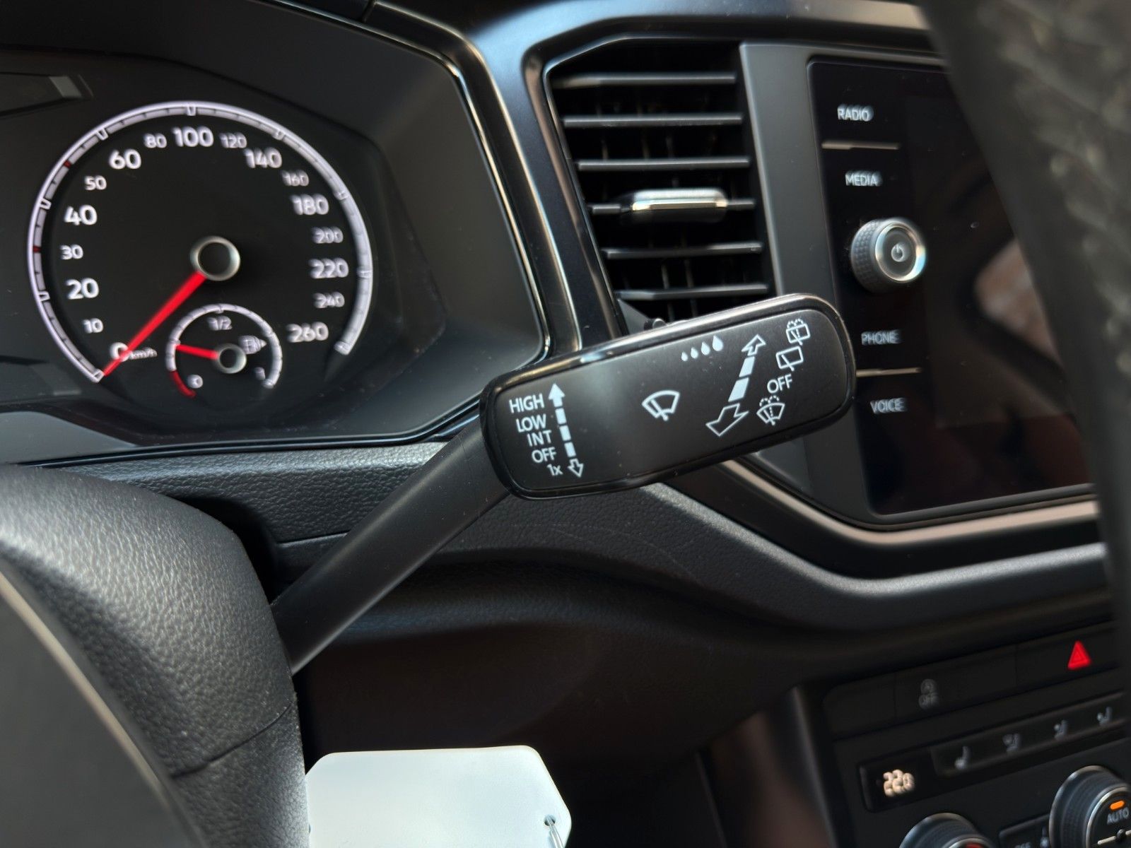 Fahrzeugabbildung Volkswagen T-Roc 1.0 TSI OPF *1.Hand*2-Zonenklima*Bluetooth