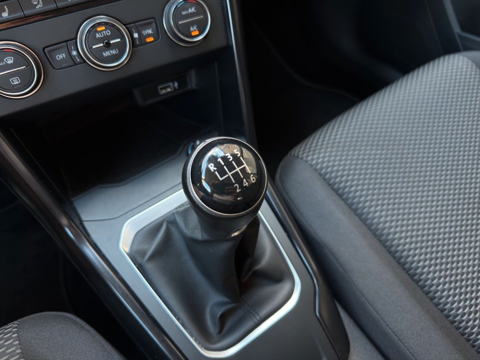 Fahrzeugabbildung Volkswagen T-Roc 1.0 TSI OPF *1.Hand*2-Zonenklima*Bluetooth
