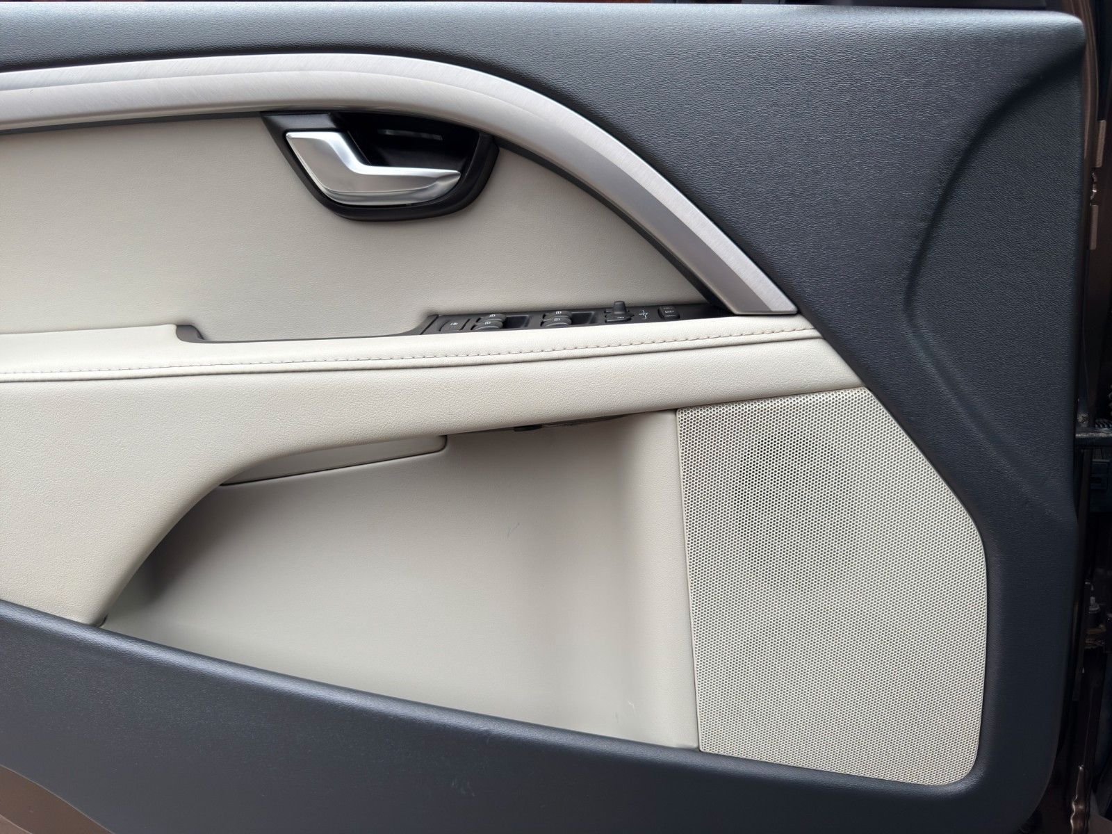 Fahrzeugabbildung Volvo V70 D4 Summum *2.Hand*Memory-Sitze*