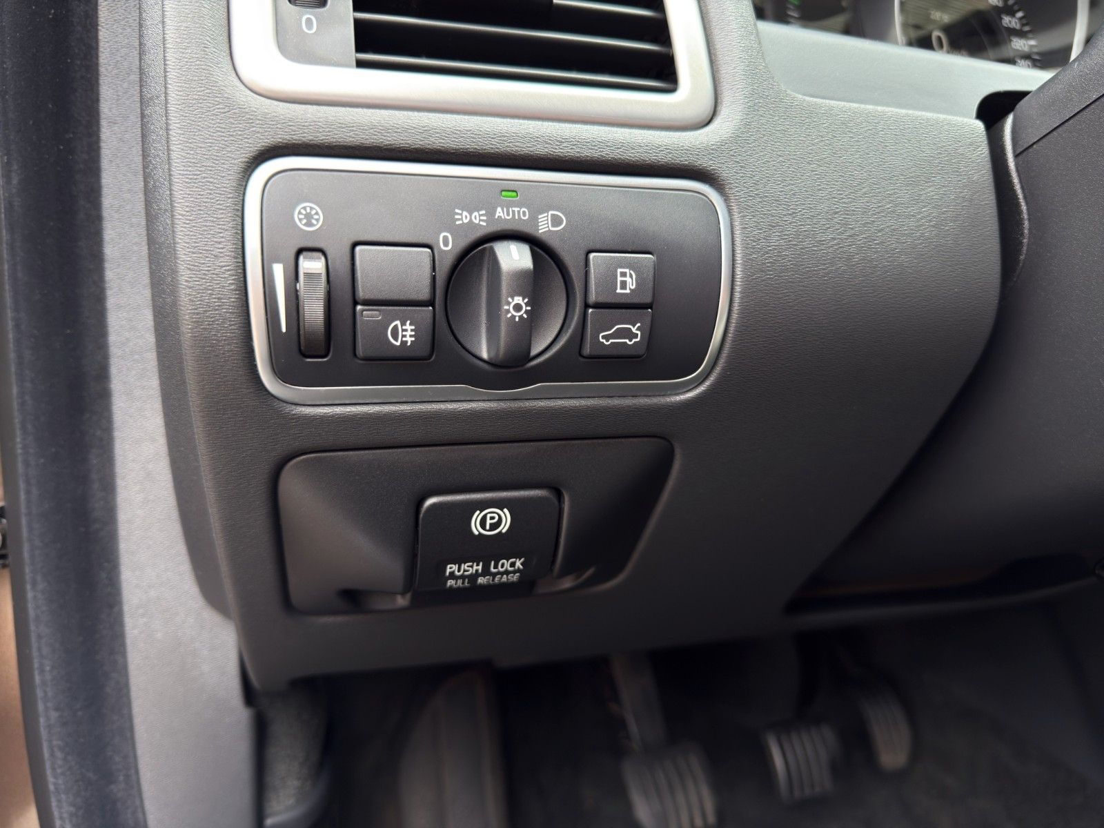 Fahrzeugabbildung Volvo V70 D4 Summum *2.Hand*Memory-Sitze*