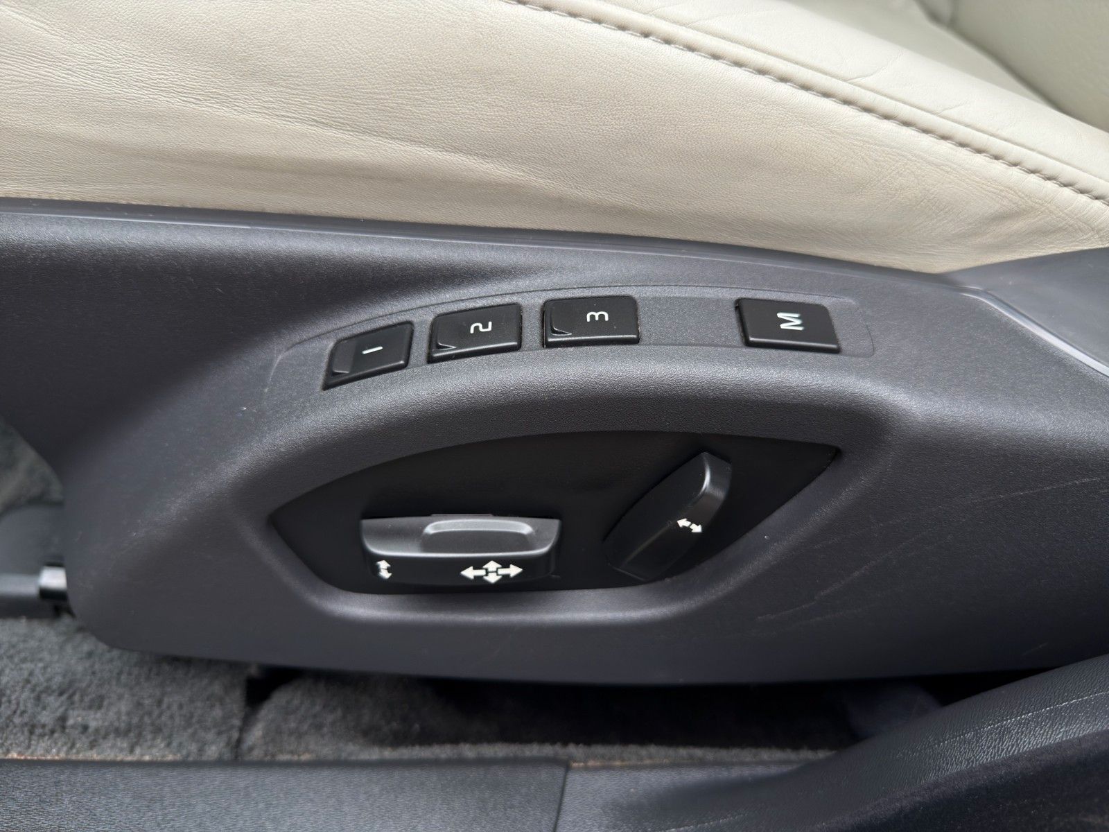 Fahrzeugabbildung Volvo V70 D4 Summum *2.Hand*Memory-Sitze*