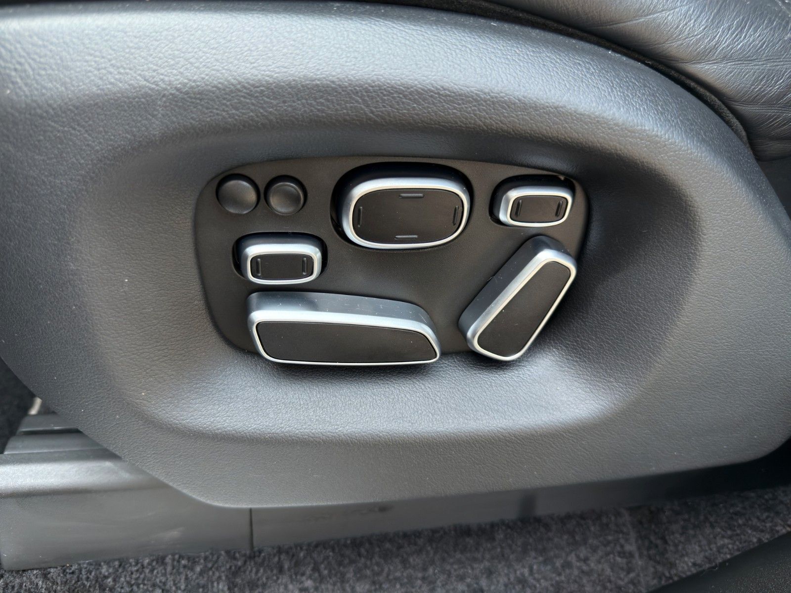 Fahrzeugabbildung Land Rover Range Rover SDV8 langer Radstand Autobiography