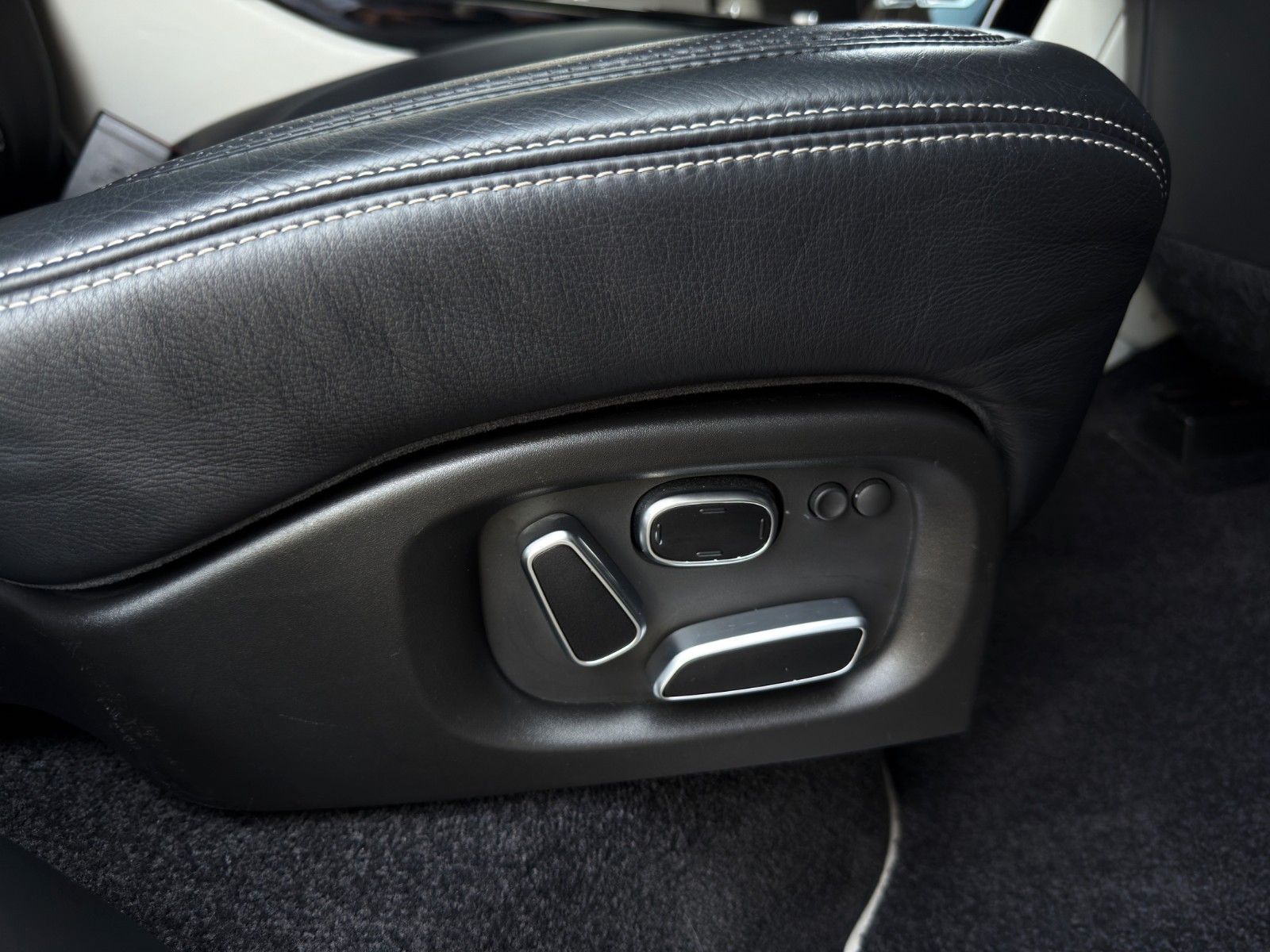 Fahrzeugabbildung Land Rover Range Rover SDV8 langer Radstand Autobiography